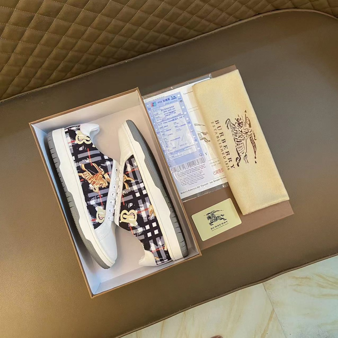 I5    Burberry 巴宝莉 经典休闲鞋2022休闲运动男鞋，懒人套脚板鞋 帆船鞋 全新米兰时装时尚的设计，完美做工，原版复刻 霸气花纹😍 材质：头层牛皮➕进口布料柔软舒适，羊皮鞋垫，适合户外青年跑步🏃户外司机驾车鞋 🚗套脚方便 懒人乐福首选原版橡胶耐磨大底，男鞋