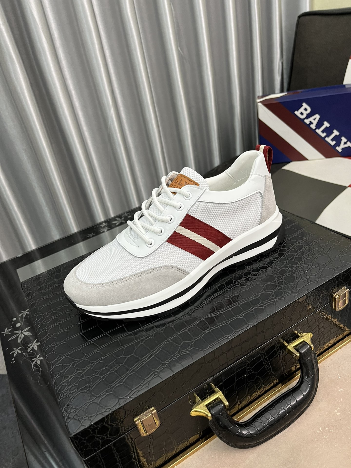 I5 巴利 Bally 最新爆款休闲鞋，顶端品牌[勾引]奢侈～代购，顶级～质量。专柜同卖产品[强]鞋面選用进口透气牛皮搭配面料材质透气羊皮内里精细做工。原版个性时尚柔软橡膠耐磨防滑大底，上脚轻巧舒适，实物拍摄實物更好看，010广州码: 38-44。2色可选