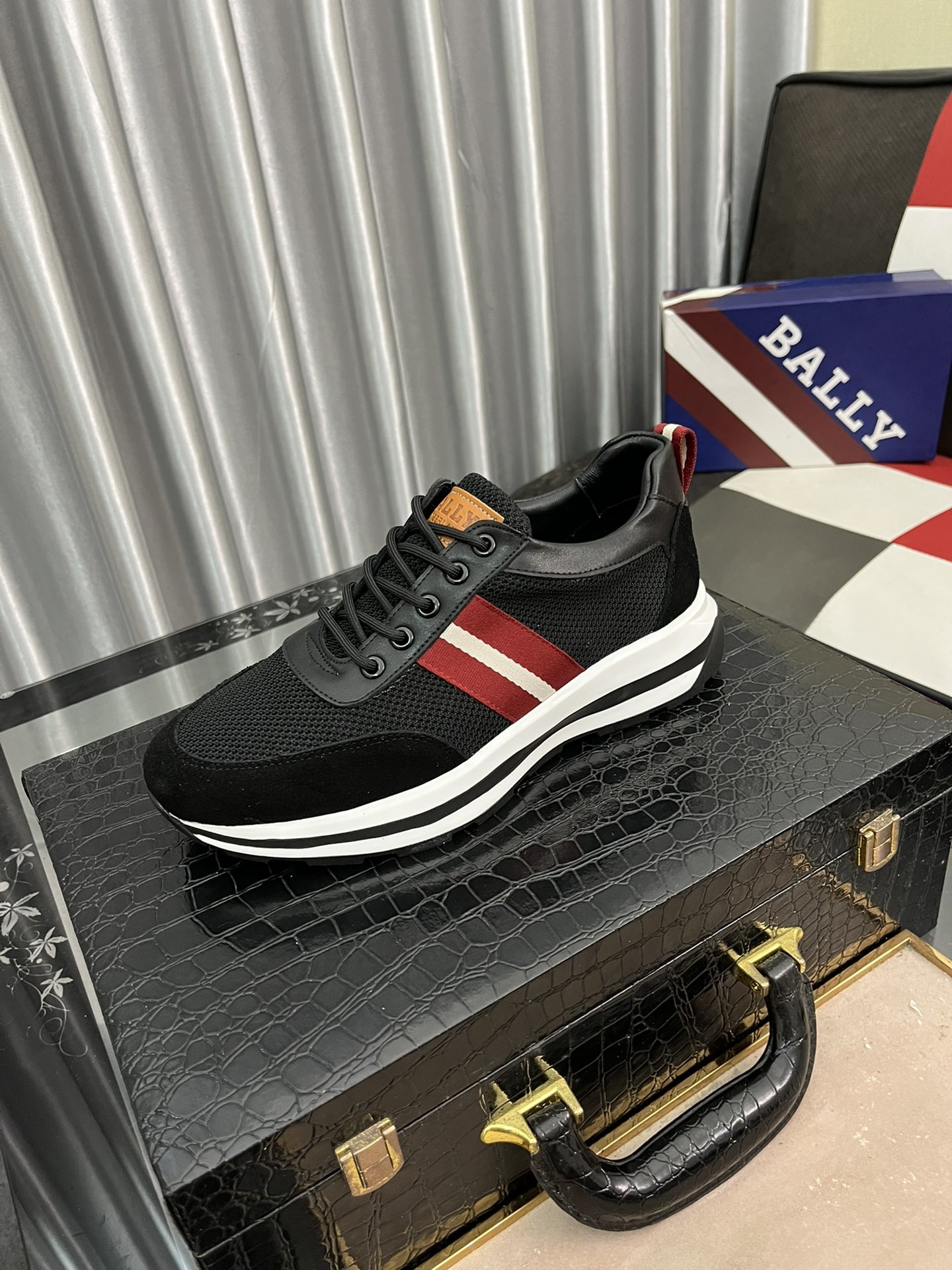 I5 巴利 Bally 最新爆款休闲鞋，顶端品牌[勾引]奢侈～代购，顶级～质量。专柜同卖产品[强]鞋面選用进口透气牛皮搭配面料材质透气羊皮内里精细做工。原版个性时尚柔软橡膠耐磨防滑大底，上脚轻巧舒适，实物拍摄實物更好看，010广州码: 38-44。2色可选