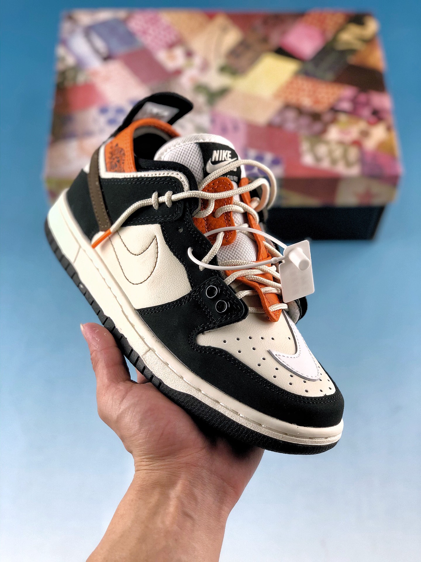  支持放店
新品首发 巴黎时装周全新定制 KIKS x EJDER x Wmns Nike Dunk SB Low Pro 拼色 断勾拼接定制系列 低帮百搭休闲运动板鞋。
官方货号#BQ6817-025
SIZE：36 36.5 37.5 38 38.5 39 40 40.5 41 42 42.5 43 44 44.5 45 
全鞋以东西合璧的概念出发，并采用解构重组拼接手法的概念，将Nike三款经典鞋型AlirForce1、 SB Dunk、 Air Jordan1融合为一。鞋身大部分为 SB Dunk与 Air Force1的合体，麂皮材质与皮革做搭配，鞋带系统再加入亮色色块做跳色点缀;而另一特点为鞋侧边的 Swoosh Logo只露出后半部，前半部则裁掉放置在鞋头处，相当有意思。接著，至于鞋身后半部则是可以看出 Air Jordan1的元素，并添加了鞋跟拉环，在鞋后跟处更有Nike与Jordan Brand。