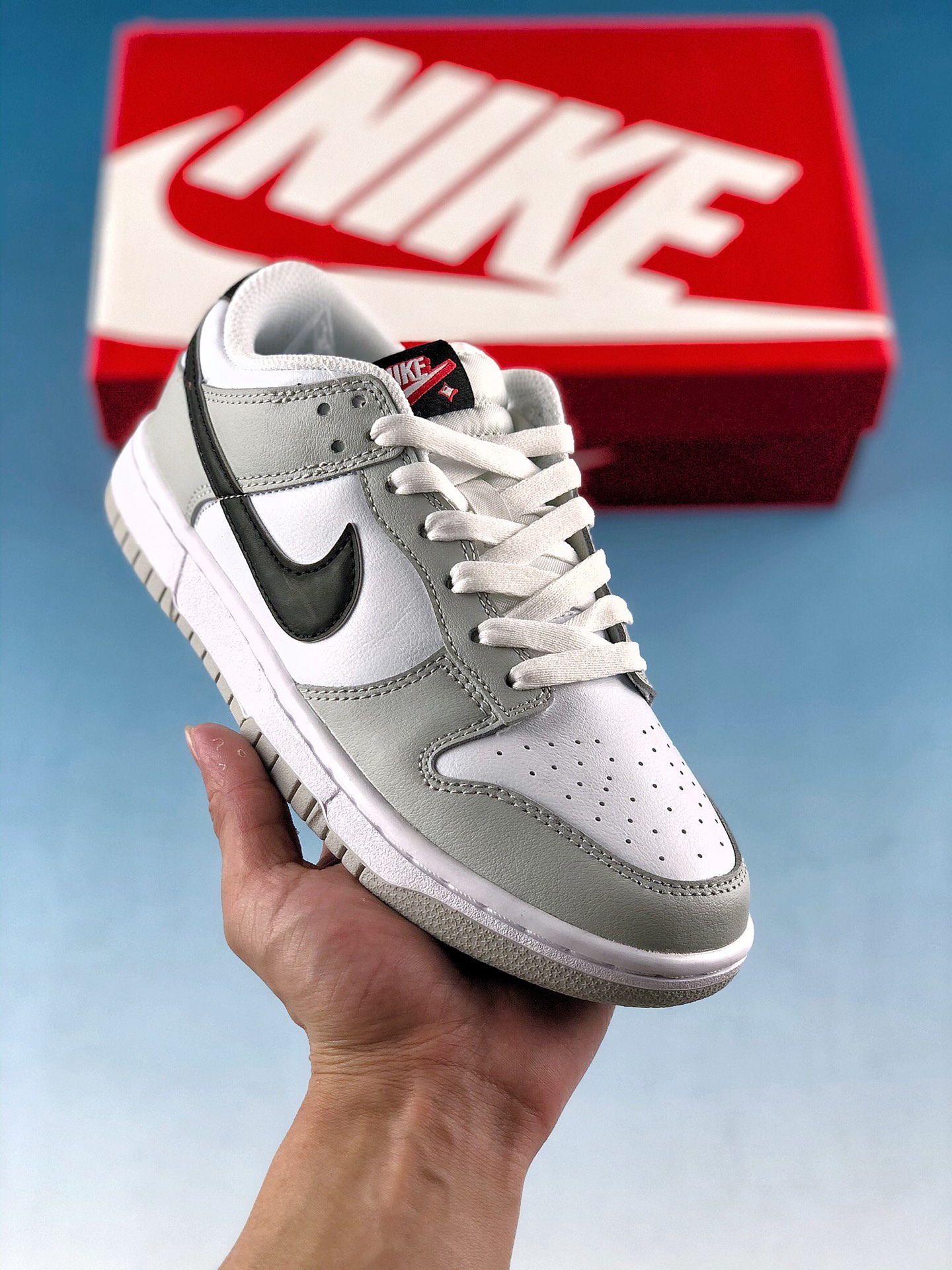  核心放店
独家实拍纯原版本 Nike Dunk Low SE“Lottery” 小迪奥 刮刮乐 灰白黑 彩票 货号：DR9654-001
原厂原档案开发，原盒原标，原厂头层皮料，官方厚鞋舌设计，做工细节全方位比对原鞋。
尺码：36 36.5 37.5 38 38.5 39 40 40.5 41 42 42.5 43 44 44.5 45 46 47.5