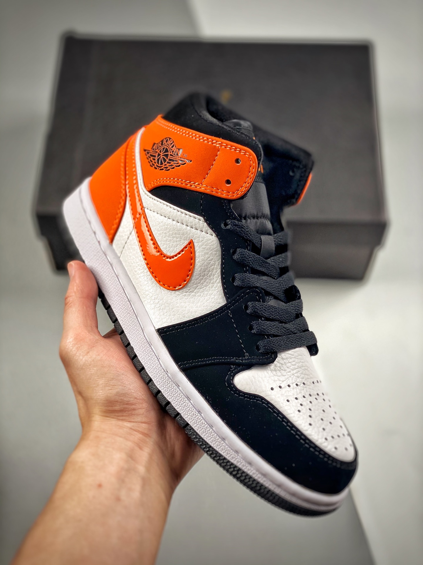 福利特价💥💥💥（报货备注特价） Air Jordan 1 Mid 扣碎篮板 公司原鞋购回重新打版开模 拒绝公底 购置公司同步原材料 都有细节还原95%全网最高版本 原汁原味 忠于原版 货号：554724-058 Size：35.5 …