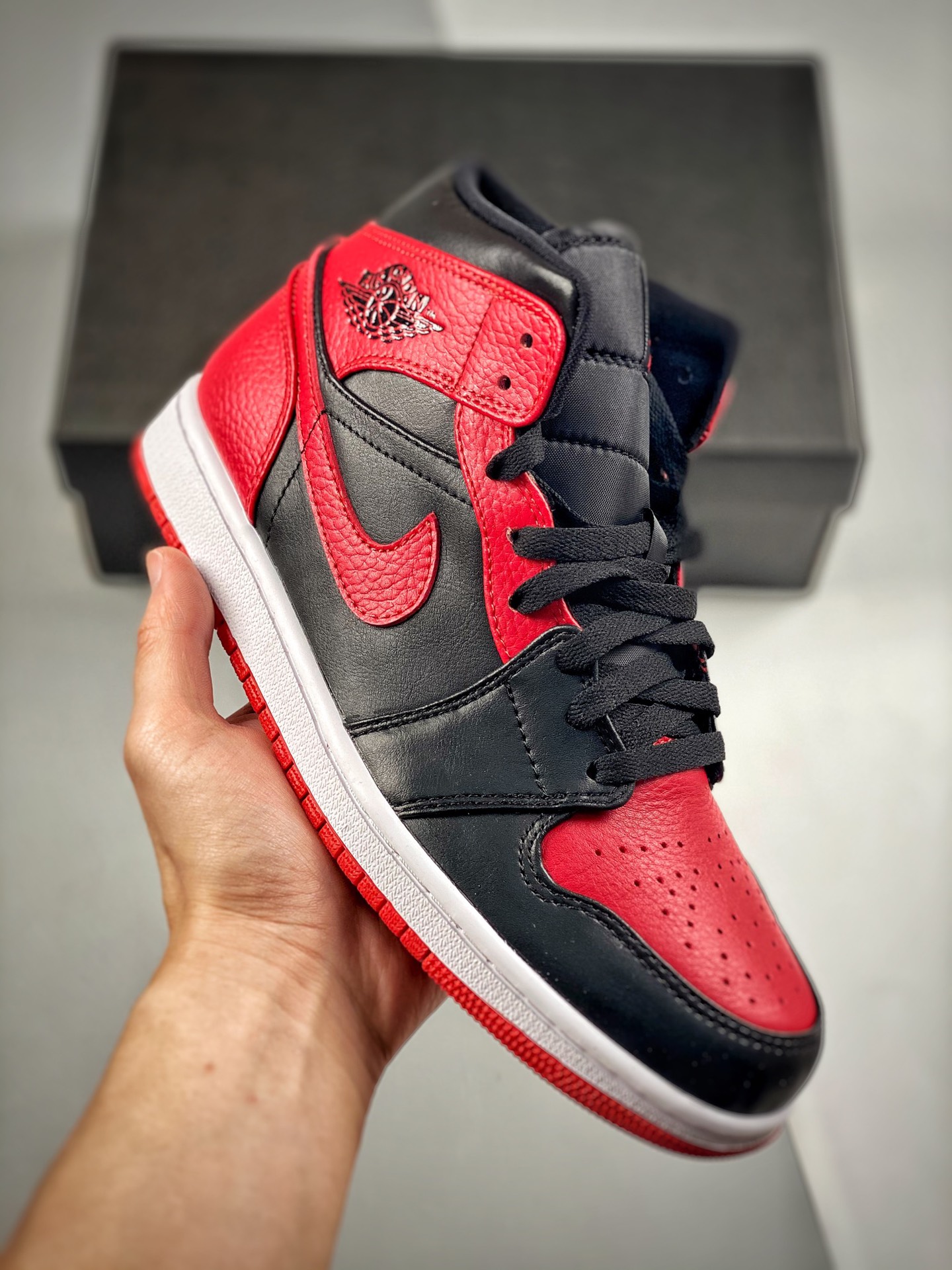 福利特价💥💥💥（报货备注特价） Air Jordan 1 Mid 黑红脚趾 公司原鞋购回重新打版开模 拒绝公底 购置公司同步原材料 都有细节还原95%全网最高版本 原汁原味 忠于原版 货号：554724-074 Size：35.5 …