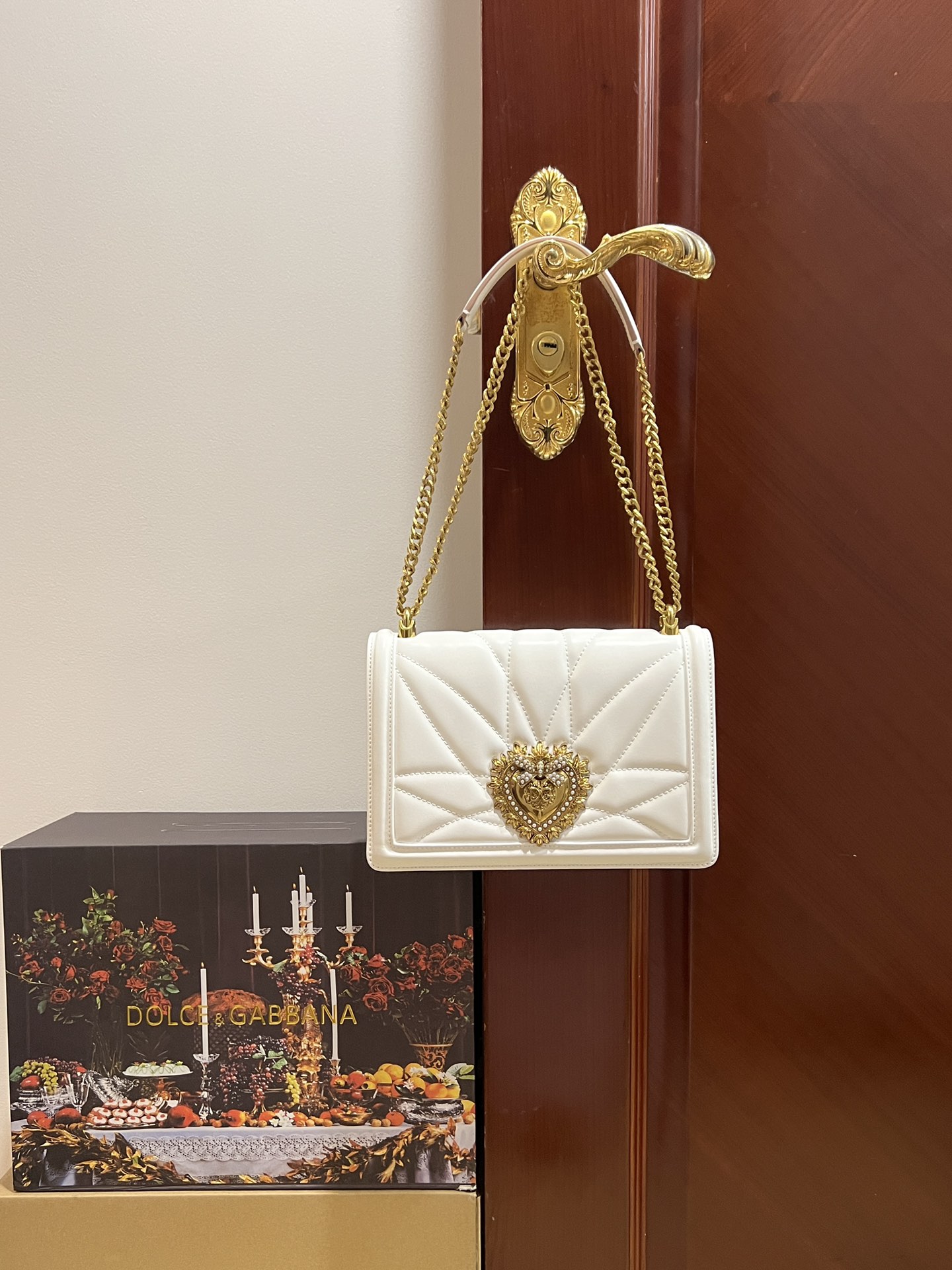 Large top original single Dolce & Gabbana Dolce & Gabbana
Delicately handmade 👏🏻 Equipped with original hardware 🙅 The top of the bag is handmade with oil edges 👍🏻 The favorite of many celebrities