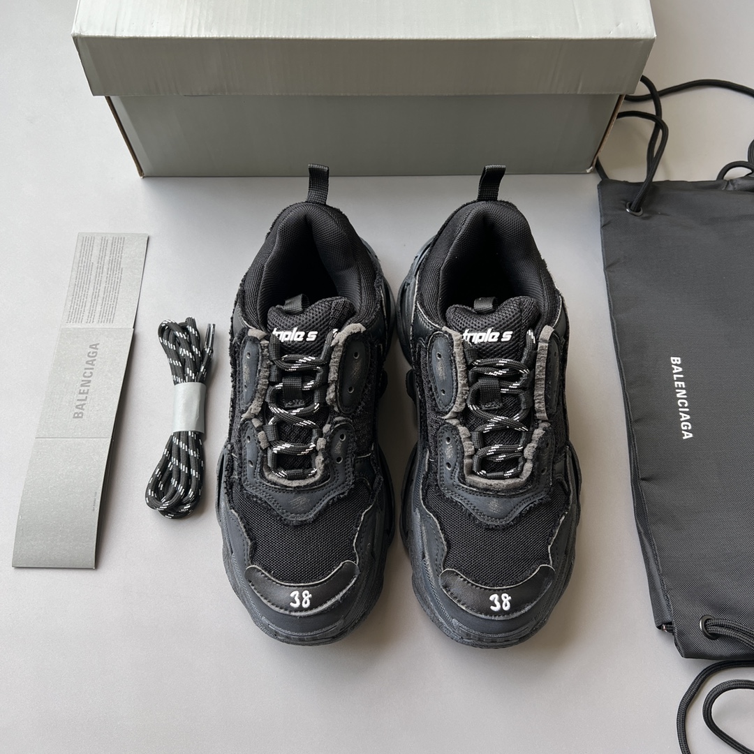 La versión de compra en mostrador de la serie deportiva puramente original de Balenciaga Triple S es una réplica de la …