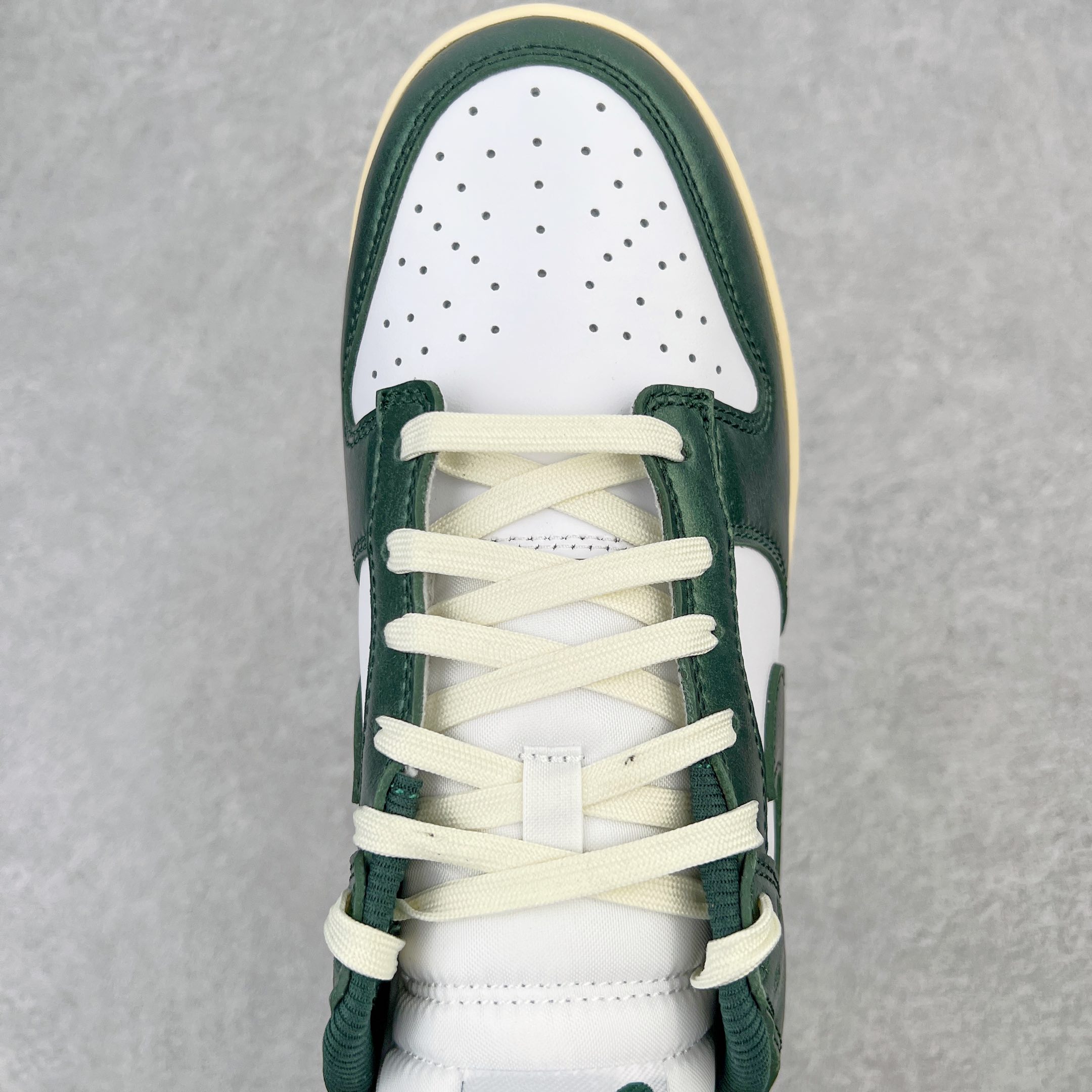 图片[4]-零售💰360 ＃M纯原 NK Dunk Low \”Vintage Green\”白绿做旧 DQ8580-100 圈内最强 零售首选 独家原厂航空铝磨具打磨大底 鞋头坡度极致还原 原盒原配 圈内天花板工艺 原厂冲刀 超高清洁度 全鞋零毛边皮料切割 全套原楦原模倾力打造完美版型 采用原厂百宏鞋带以及原厂百宏织唛舌标 内标可供原厂几率过验 原厂中底布黄色点胶 原厂中底布拉帮走线遵循公司‼️SIZE：36 36.5 37.5 38 38.5 39 40 40.5 41 42 42.5 43 44 44.5 45 46 47.5 编码：by3936060-运动鞋