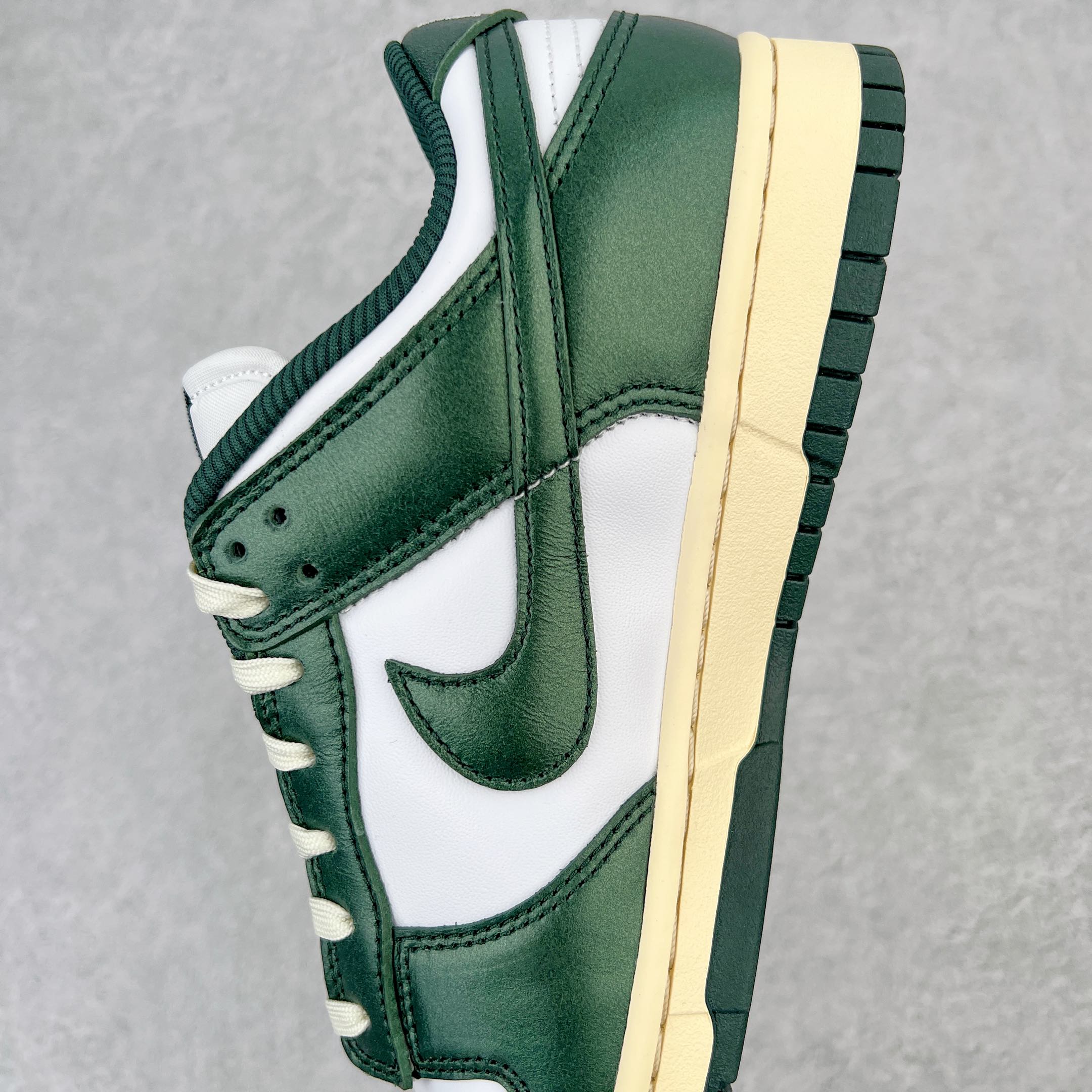 图片[7]-零售💰360 ＃M纯原 NK Dunk Low \”Vintage Green\”白绿做旧 DQ8580-100 圈内最强 零售首选 独家原厂航空铝磨具打磨大底 鞋头坡度极致还原 原盒原配 圈内天花板工艺 原厂冲刀 超高清洁度 全鞋零毛边皮料切割 全套原楦原模倾力打造完美版型 采用原厂百宏鞋带以及原厂百宏织唛舌标 内标可供原厂几率过验 原厂中底布黄色点胶 原厂中底布拉帮走线遵循公司‼️SIZE：36 36.5 37.5 38 38.5 39 40 40.5 41 42 42.5 43 44 44.5 45 46 47.5 编码：by3936060-运动鞋