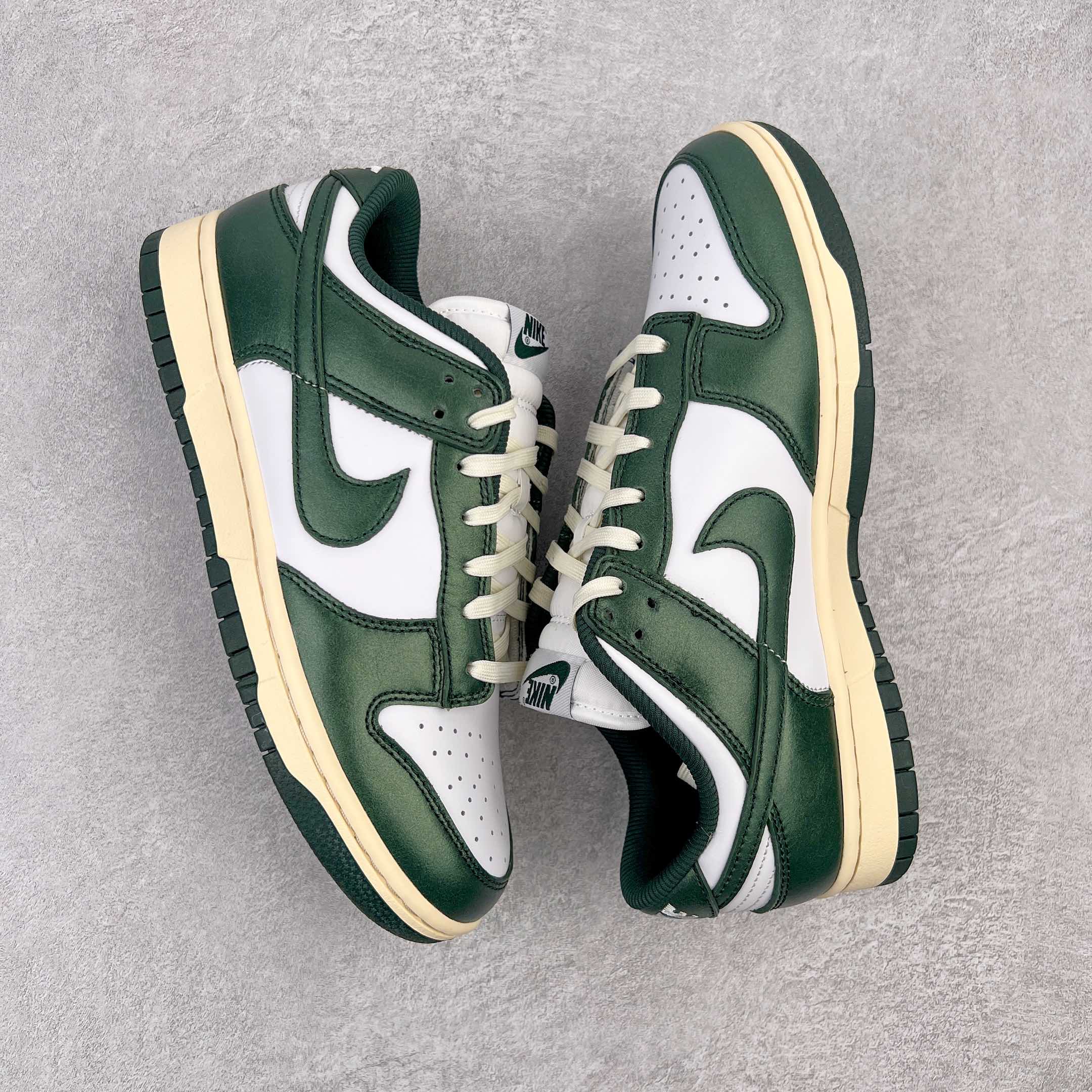 图片[3]-零售💰360 ＃M纯原 NK Dunk Low \”Vintage Green\”白绿做旧 DQ8580-100 圈内最强 零售首选 独家原厂航空铝磨具打磨大底 鞋头坡度极致还原 原盒原配 圈内天花板工艺 原厂冲刀 超高清洁度 全鞋零毛边皮料切割 全套原楦原模倾力打造完美版型 采用原厂百宏鞋带以及原厂百宏织唛舌标 内标可供原厂几率过验 原厂中底布黄色点胶 原厂中底布拉帮走线遵循公司‼️SIZE：36 36.5 37.5 38 38.5 39 40 40.5 41 42 42.5 43 44 44.5 45 46 47.5 编码：by3936060-运动鞋