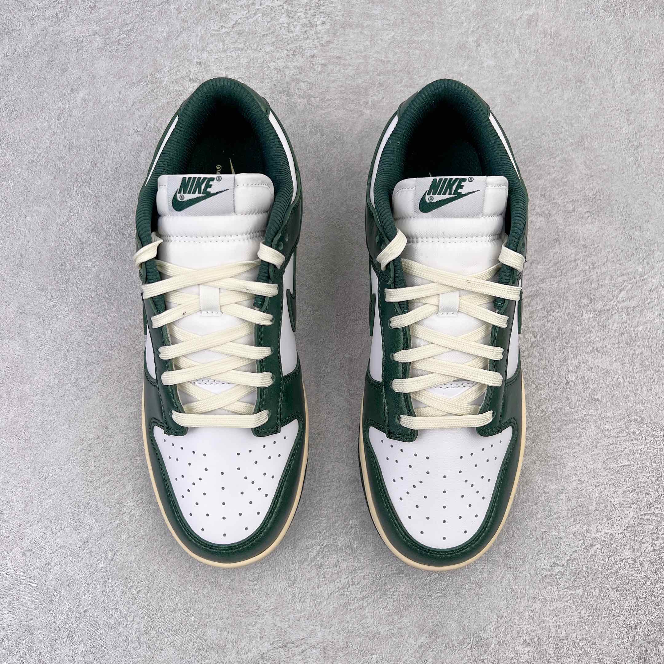 图片[2]-零售💰360 ＃M纯原 NK Dunk Low \”Vintage Green\”白绿做旧 DQ8580-100 圈内最强 零售首选 独家原厂航空铝磨具打磨大底 鞋头坡度极致还原 原盒原配 圈内天花板工艺 原厂冲刀 超高清洁度 全鞋零毛边皮料切割 全套原楦原模倾力打造完美版型 采用原厂百宏鞋带以及原厂百宏织唛舌标 内标可供原厂几率过验 原厂中底布黄色点胶 原厂中底布拉帮走线遵循公司‼️SIZE：36 36.5 37.5 38 38.5 39 40 40.5 41 42 42.5 43 44 44.5 45 46 47.5 编码：by3936060-运动鞋