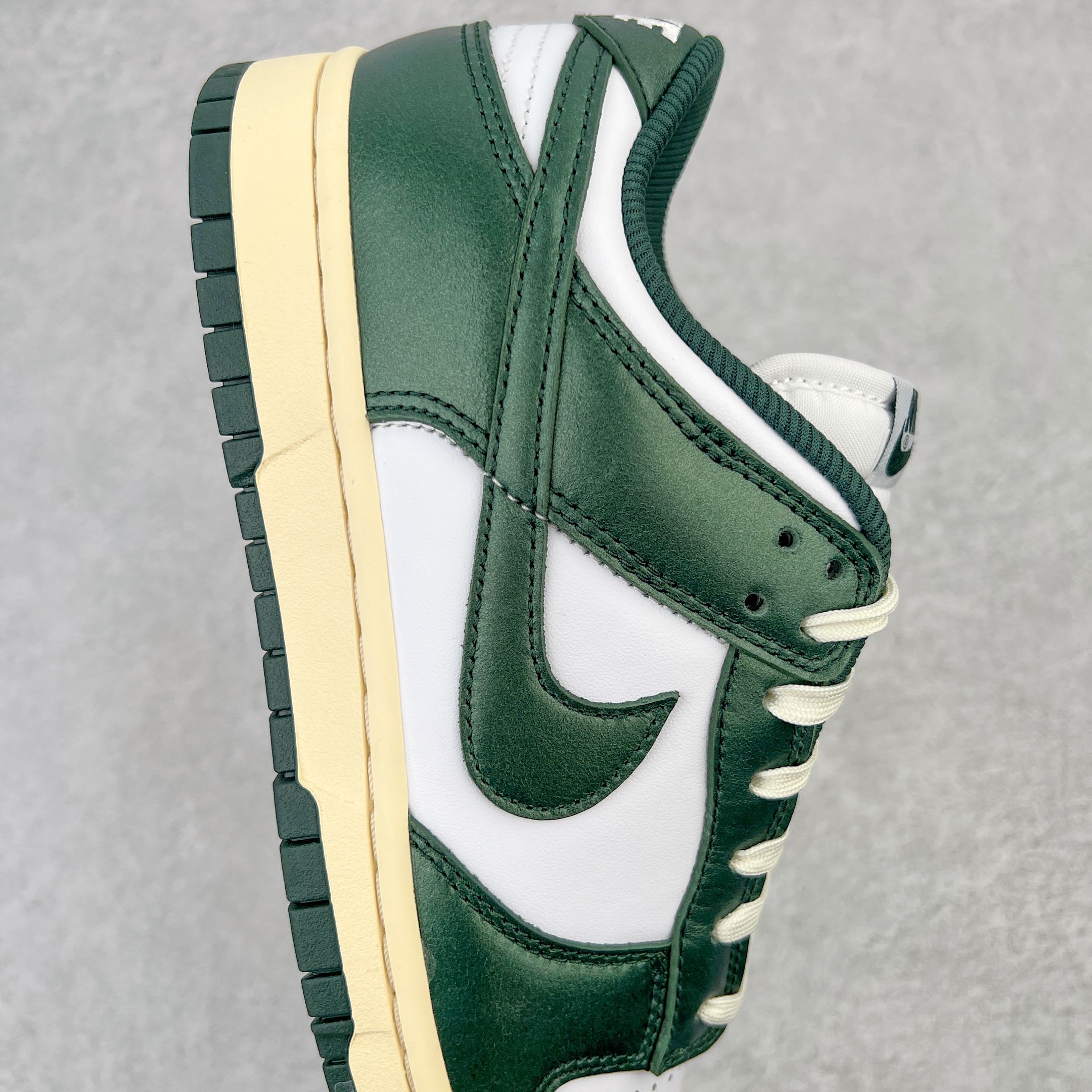 图片[6]-零售💰360 ＃M纯原 NK Dunk Low \”Vintage Green\”白绿做旧 DQ8580-100 圈内最强 零售首选 独家原厂航空铝磨具打磨大底 鞋头坡度极致还原 原盒原配 圈内天花板工艺 原厂冲刀 超高清洁度 全鞋零毛边皮料切割 全套原楦原模倾力打造完美版型 采用原厂百宏鞋带以及原厂百宏织唛舌标 内标可供原厂几率过验 原厂中底布黄色点胶 原厂中底布拉帮走线遵循公司‼️SIZE：36 36.5 37.5 38 38.5 39 40 40.5 41 42 42.5 43 44 44.5 45 46 47.5 编码：by3936060-运动鞋