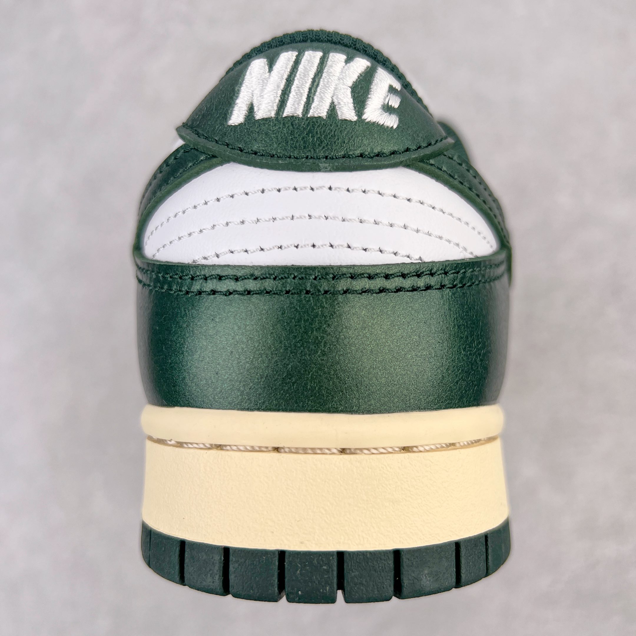 图片[8]-零售💰360 ＃M纯原 NK Dunk Low \”Vintage Green\”白绿做旧 DQ8580-100 圈内最强 零售首选 独家原厂航空铝磨具打磨大底 鞋头坡度极致还原 原盒原配 圈内天花板工艺 原厂冲刀 超高清洁度 全鞋零毛边皮料切割 全套原楦原模倾力打造完美版型 采用原厂百宏鞋带以及原厂百宏织唛舌标 内标可供原厂几率过验 原厂中底布黄色点胶 原厂中底布拉帮走线遵循公司‼️SIZE：36 36.5 37.5 38 38.5 39 40 40.5 41 42 42.5 43 44 44.5 45 46 47.5 编码：by3936060-运动鞋