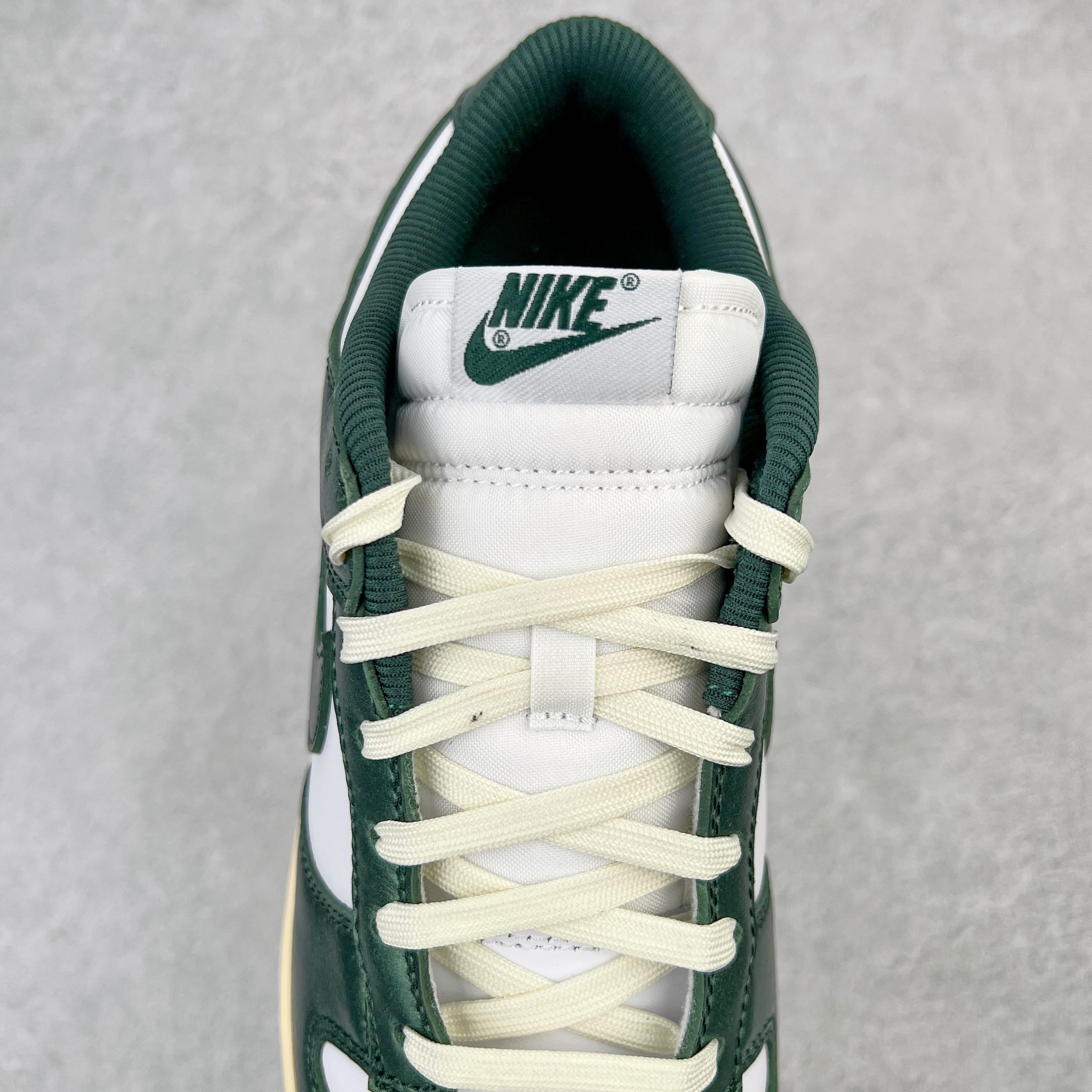 图片[5]-零售💰360 ＃M纯原 NK Dunk Low \”Vintage Green\”白绿做旧 DQ8580-100 圈内最强 零售首选 独家原厂航空铝磨具打磨大底 鞋头坡度极致还原 原盒原配 圈内天花板工艺 原厂冲刀 超高清洁度 全鞋零毛边皮料切割 全套原楦原模倾力打造完美版型 采用原厂百宏鞋带以及原厂百宏织唛舌标 内标可供原厂几率过验 原厂中底布黄色点胶 原厂中底布拉帮走线遵循公司‼️SIZE：36 36.5 37.5 38 38.5 39 40 40.5 41 42 42.5 43 44 44.5 45 46 47.5 编码：by3936060-运动鞋