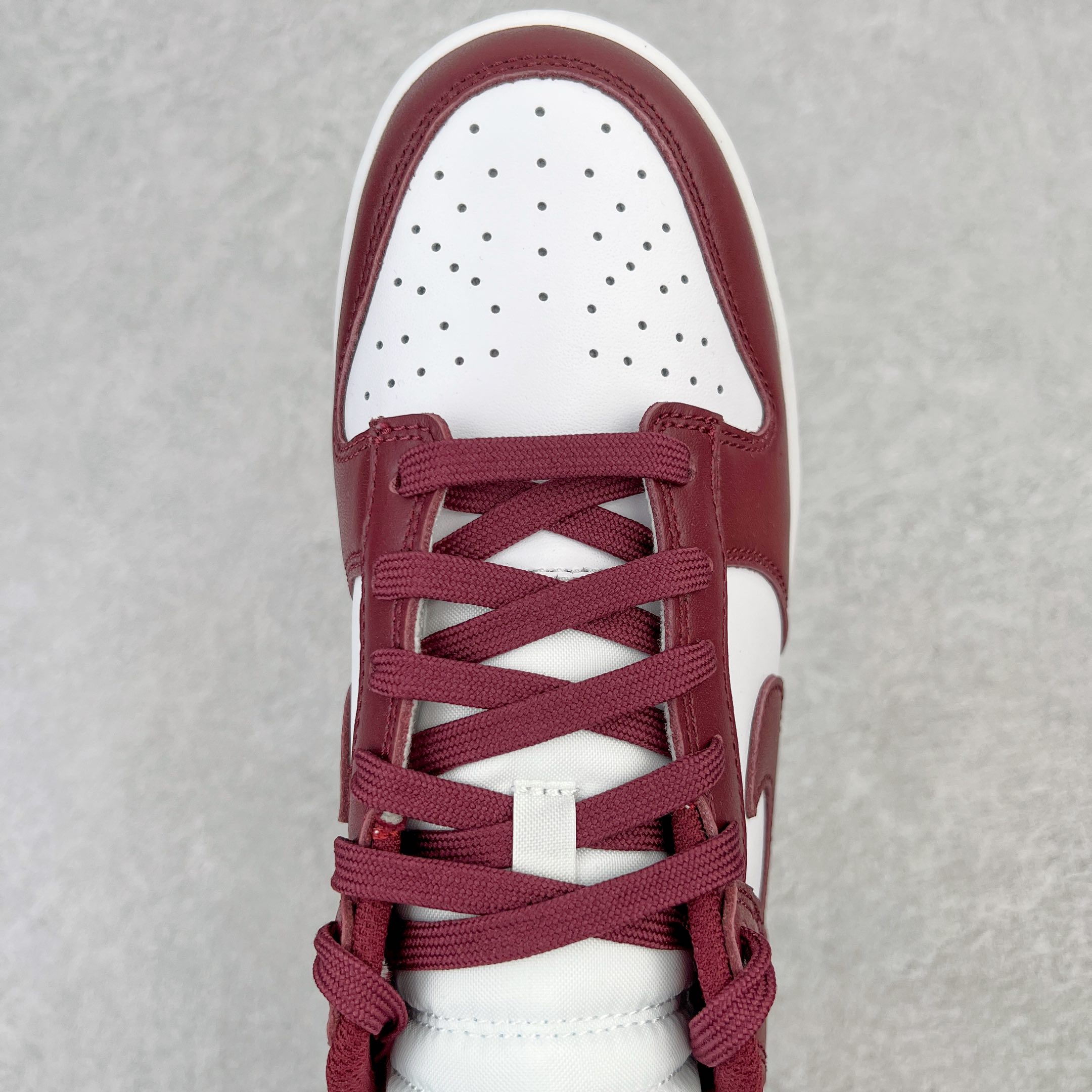 图片[4]-零售💰360 ＃M纯原 NK Dunk Low \”Bordeaux\”波尔多 白酒红 货号：DD1503-108 圈内最强 零售首选 独家原厂航空铝磨具打磨大底 鞋头坡度极致还原 原盒原配 圈内天花板工艺 原厂冲刀 超高清洁度 全鞋零毛边皮料切割 全套原楦原模倾力打造完美版型 采用原厂百宏鞋带以及原厂百宏织唛舌标 内标可供原厂几率过验 原厂中底布黄色点胶 原厂中底布拉帮走线遵循公司‼️SIZE：36 36.5 37.5 38 38.5 39 40 40.5 41 42 42.5 43 44 44.5 45 46 47.5 编码：by3936060-运动鞋