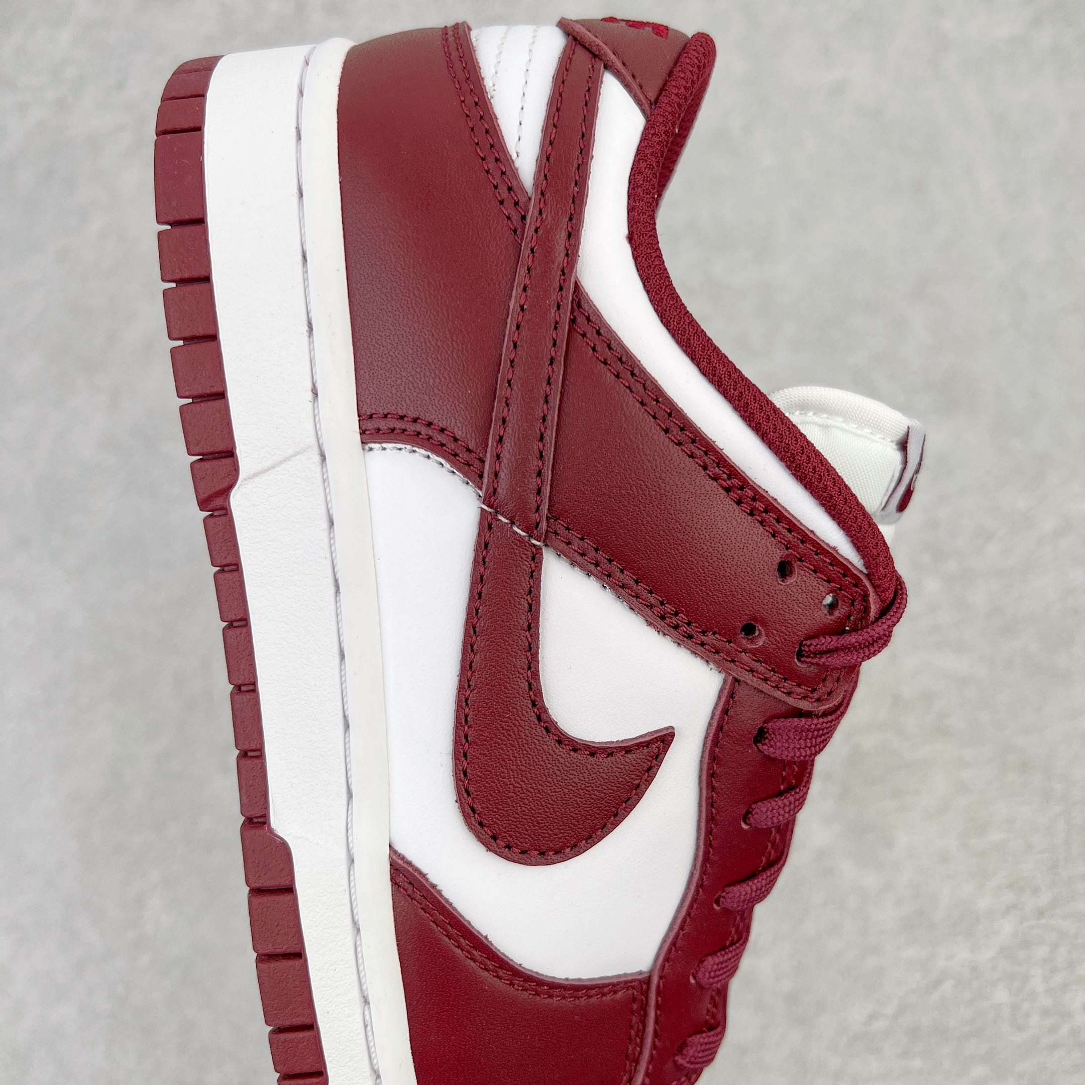 图片[6]-零售💰360 ＃M纯原 NK Dunk Low \”Bordeaux\”波尔多 白酒红 货号：DD1503-108 圈内最强 零售首选 独家原厂航空铝磨具打磨大底 鞋头坡度极致还原 原盒原配 圈内天花板工艺 原厂冲刀 超高清洁度 全鞋零毛边皮料切割 全套原楦原模倾力打造完美版型 采用原厂百宏鞋带以及原厂百宏织唛舌标 内标可供原厂几率过验 原厂中底布黄色点胶 原厂中底布拉帮走线遵循公司‼️SIZE：36 36.5 37.5 38 38.5 39 40 40.5 41 42 42.5 43 44 44.5 45 46 47.5 编码：by3936060-运动鞋