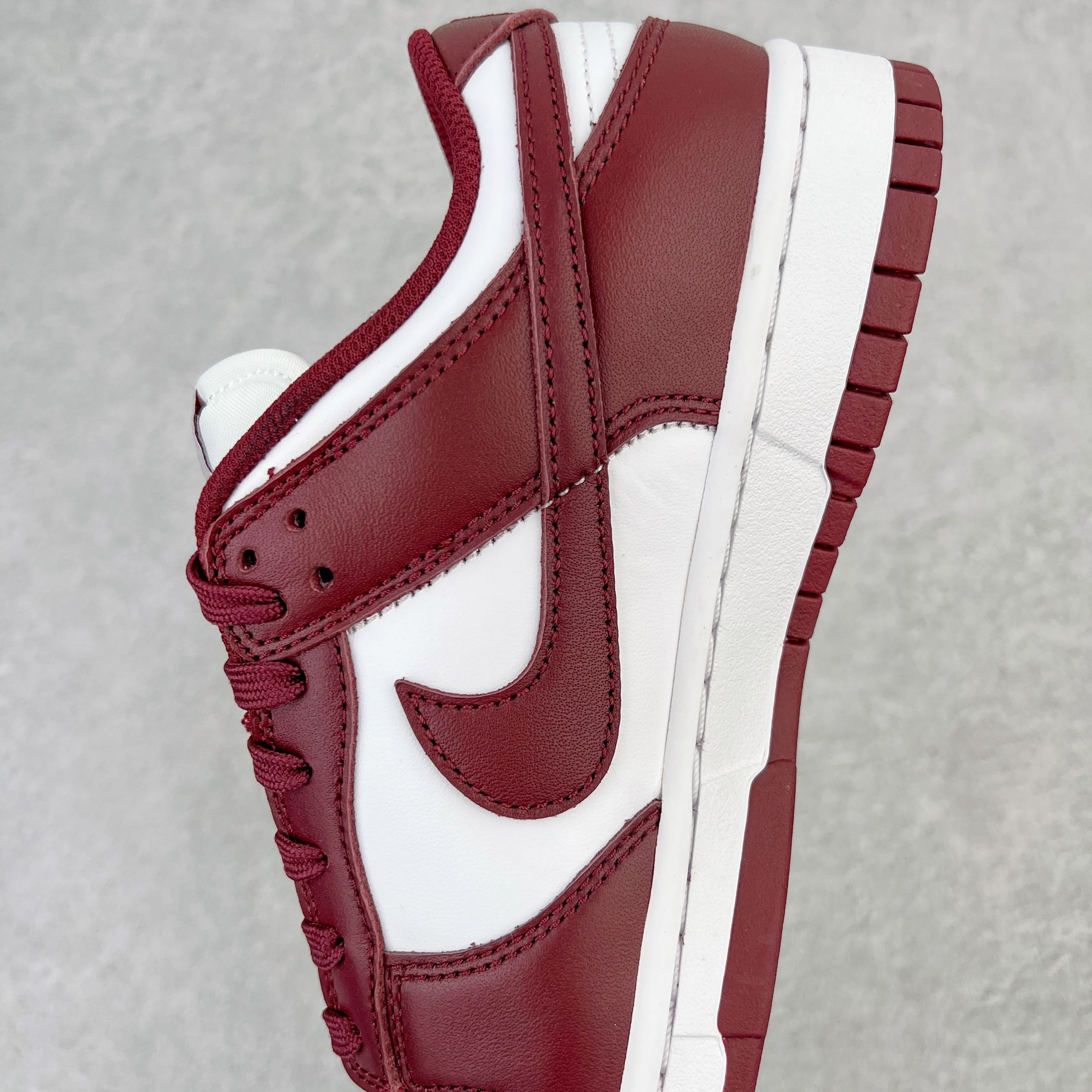 图片[7]-零售💰360 ＃M纯原 NK Dunk Low \”Bordeaux\”波尔多 白酒红 货号：DD1503-108 圈内最强 零售首选 独家原厂航空铝磨具打磨大底 鞋头坡度极致还原 原盒原配 圈内天花板工艺 原厂冲刀 超高清洁度 全鞋零毛边皮料切割 全套原楦原模倾力打造完美版型 采用原厂百宏鞋带以及原厂百宏织唛舌标 内标可供原厂几率过验 原厂中底布黄色点胶 原厂中底布拉帮走线遵循公司‼️SIZE：36 36.5 37.5 38 38.5 39 40 40.5 41 42 42.5 43 44 44.5 45 46 47.5 编码：by3936060-运动鞋