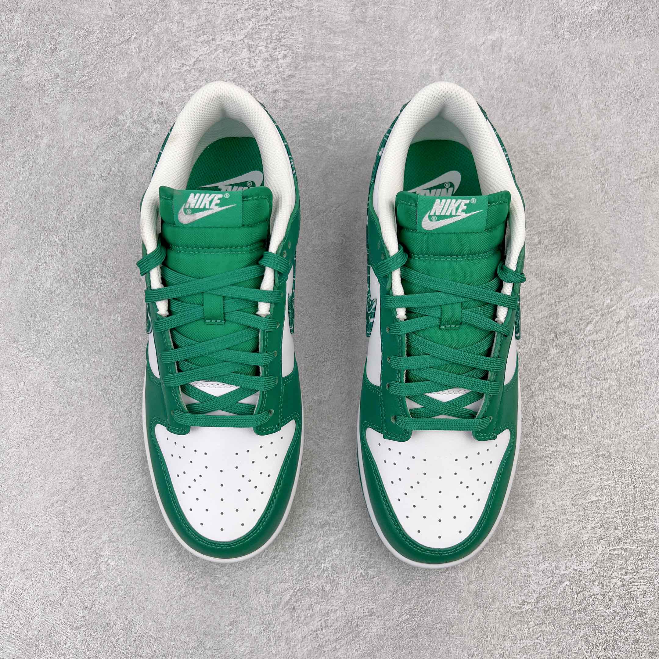 图片[2]-零售💰360 ＃M纯原 NK Dunk Low  \”Green Paisley\” 绿色佩斯利腰果花 DH4401-102 圈内最强 零售首选 独家原厂航空铝磨具打磨大底 鞋头坡度极致还原 原盒原配 圈内天花板工艺 原厂冲刀 超高清洁度 全鞋零毛边皮料切割 全套原楦原模倾力打造完美版型 采用原厂百宏鞋带以及原厂百宏织唛舌标 内标可供原厂几率过验 原厂中底布黄色点胶 原厂中底布拉帮走线遵循公司‼️SIZE：36 36.5 37.5 38 38.5 39 40 40.5 41 42 42.5 43 44 44.5 45 46 47.5 编码：by3936060-运动鞋