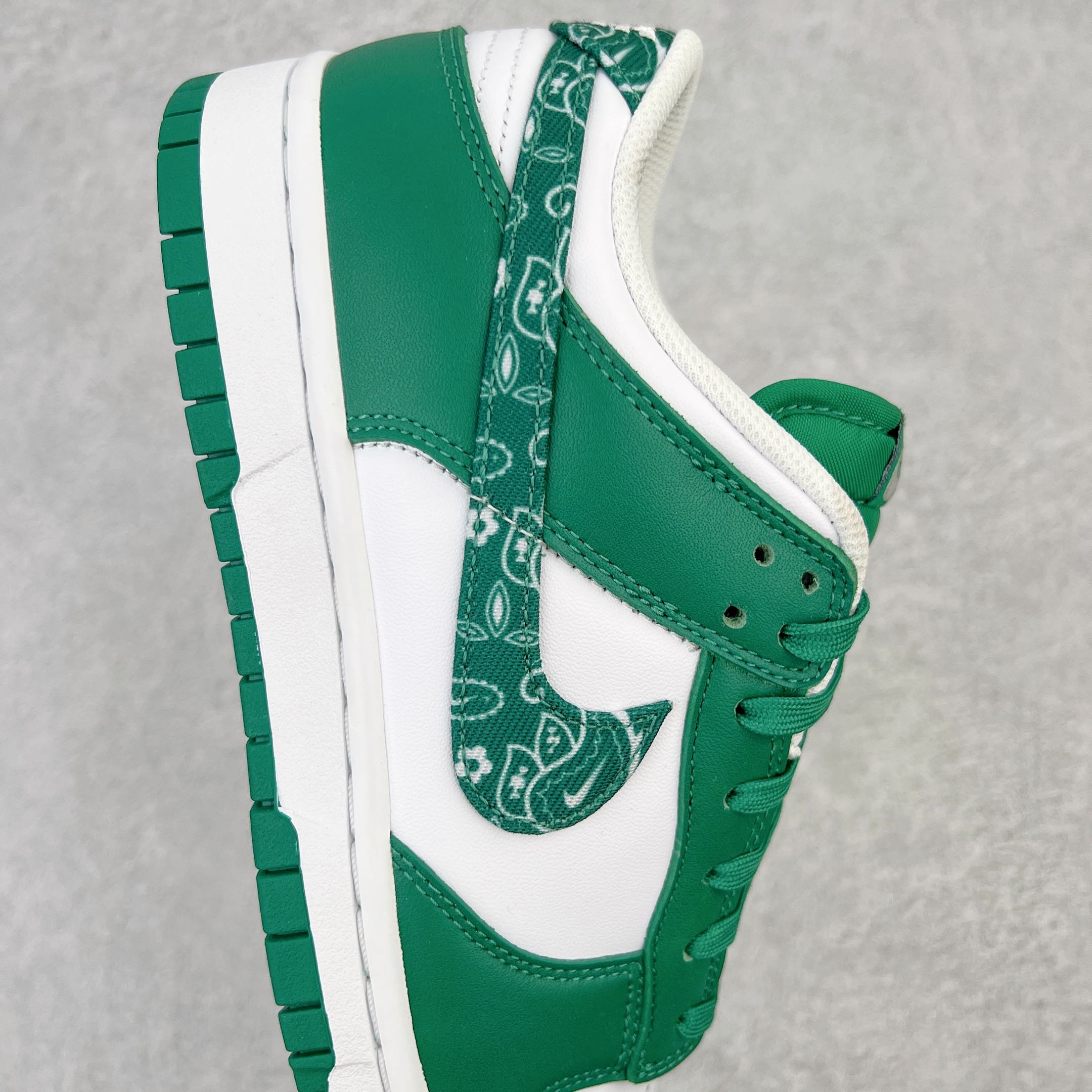 图片[6]-零售💰360 ＃M纯原 NK Dunk Low  \”Green Paisley\” 绿色佩斯利腰果花 DH4401-102 圈内最强 零售首选 独家原厂航空铝磨具打磨大底 鞋头坡度极致还原 原盒原配 圈内天花板工艺 原厂冲刀 超高清洁度 全鞋零毛边皮料切割 全套原楦原模倾力打造完美版型 采用原厂百宏鞋带以及原厂百宏织唛舌标 内标可供原厂几率过验 原厂中底布黄色点胶 原厂中底布拉帮走线遵循公司‼️SIZE：36 36.5 37.5 38 38.5 39 40 40.5 41 42 42.5 43 44 44.5 45 46 47.5 编码：by3936060-运动鞋