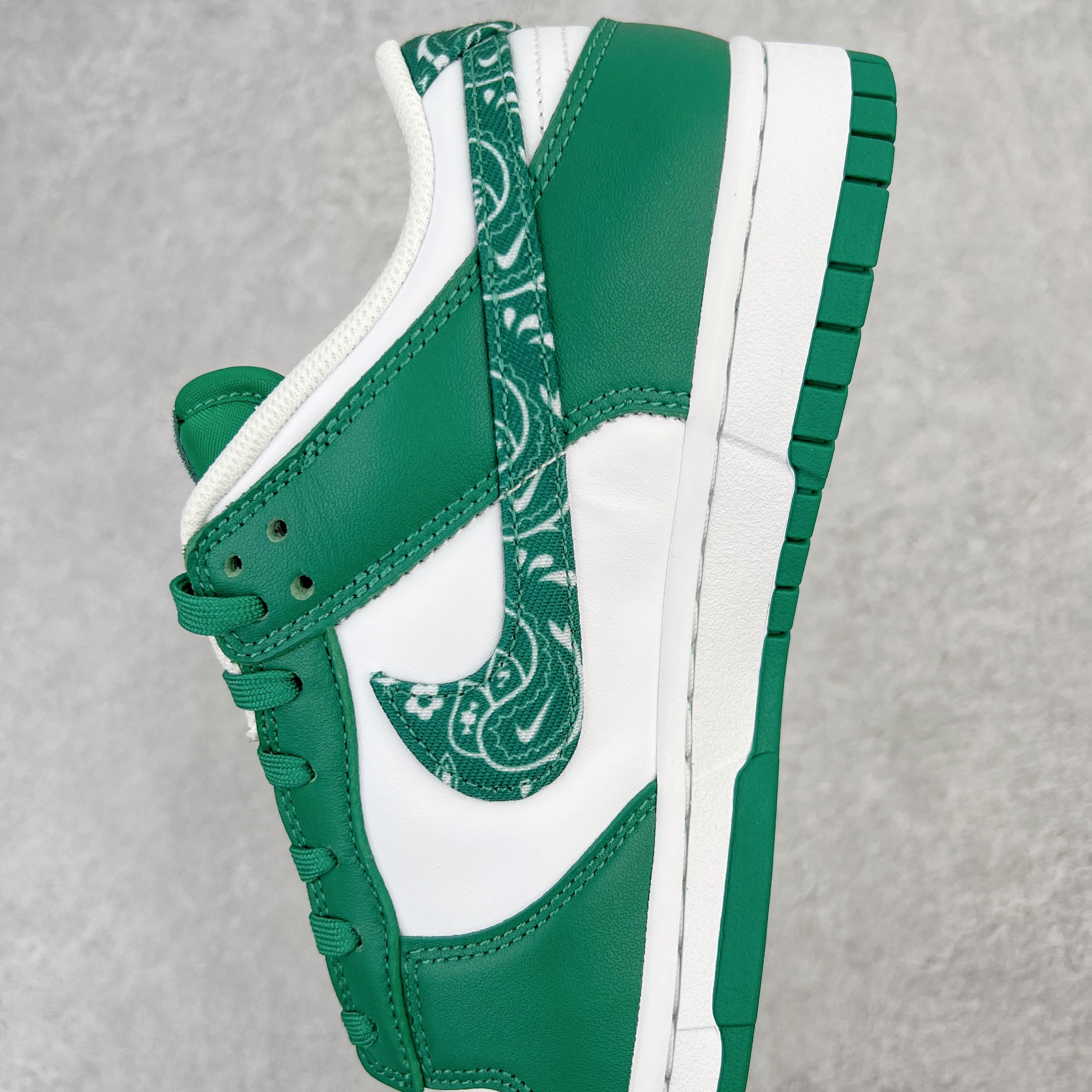 图片[7]-零售💰360 ＃M纯原 NK Dunk Low  \”Green Paisley\” 绿色佩斯利腰果花 DH4401-102 圈内最强 零售首选 独家原厂航空铝磨具打磨大底 鞋头坡度极致还原 原盒原配 圈内天花板工艺 原厂冲刀 超高清洁度 全鞋零毛边皮料切割 全套原楦原模倾力打造完美版型 采用原厂百宏鞋带以及原厂百宏织唛舌标 内标可供原厂几率过验 原厂中底布黄色点胶 原厂中底布拉帮走线遵循公司‼️SIZE：36 36.5 37.5 38 38.5 39 40 40.5 41 42 42.5 43 44 44.5 45 46 47.5 编码：by3936060-运动鞋