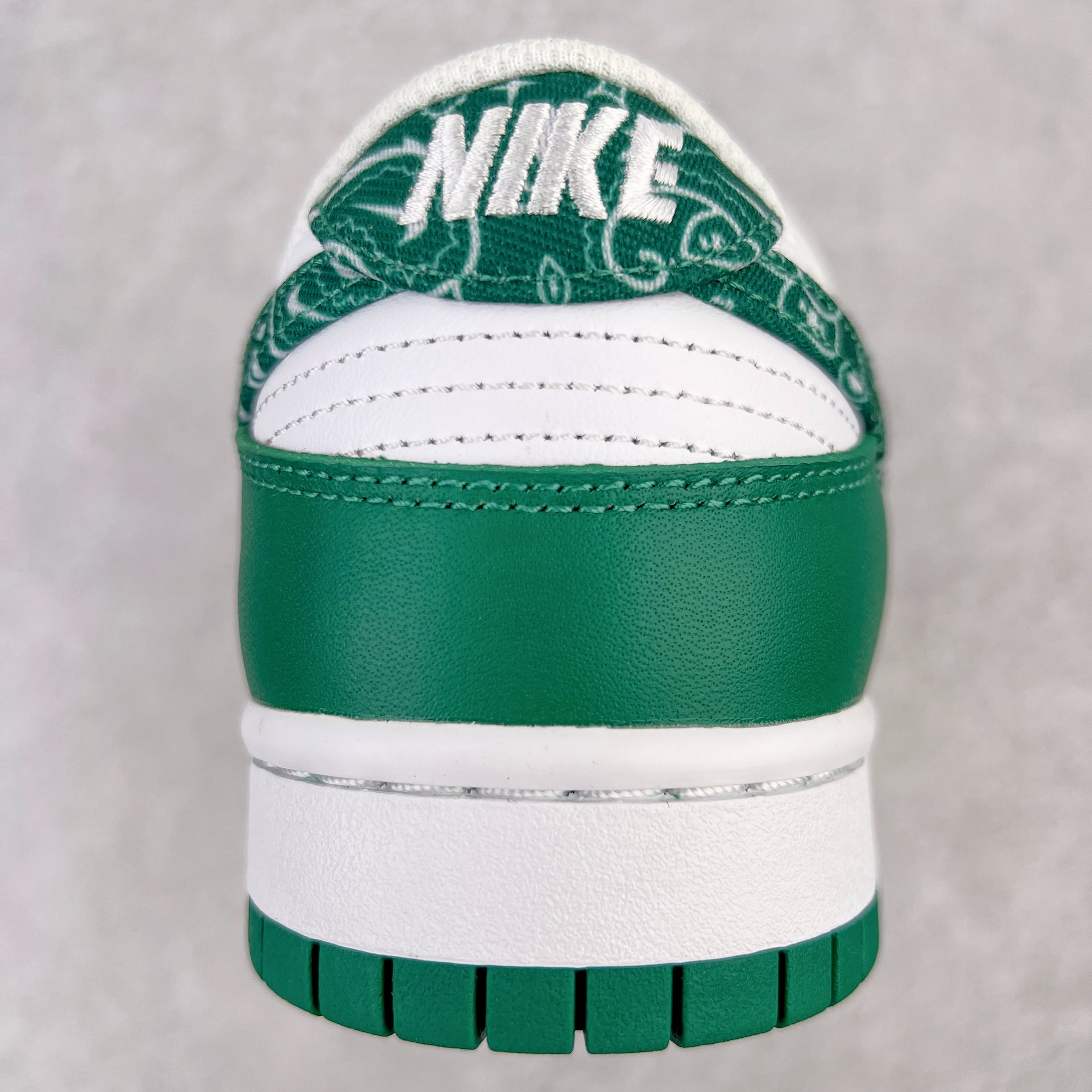 图片[8]-零售💰360 ＃M纯原 NK Dunk Low  \”Green Paisley\” 绿色佩斯利腰果花 DH4401-102 圈内最强 零售首选 独家原厂航空铝磨具打磨大底 鞋头坡度极致还原 原盒原配 圈内天花板工艺 原厂冲刀 超高清洁度 全鞋零毛边皮料切割 全套原楦原模倾力打造完美版型 采用原厂百宏鞋带以及原厂百宏织唛舌标 内标可供原厂几率过验 原厂中底布黄色点胶 原厂中底布拉帮走线遵循公司‼️SIZE：36 36.5 37.5 38 38.5 39 40 40.5 41 42 42.5 43 44 44.5 45 46 47.5 编码：by3936060-运动鞋