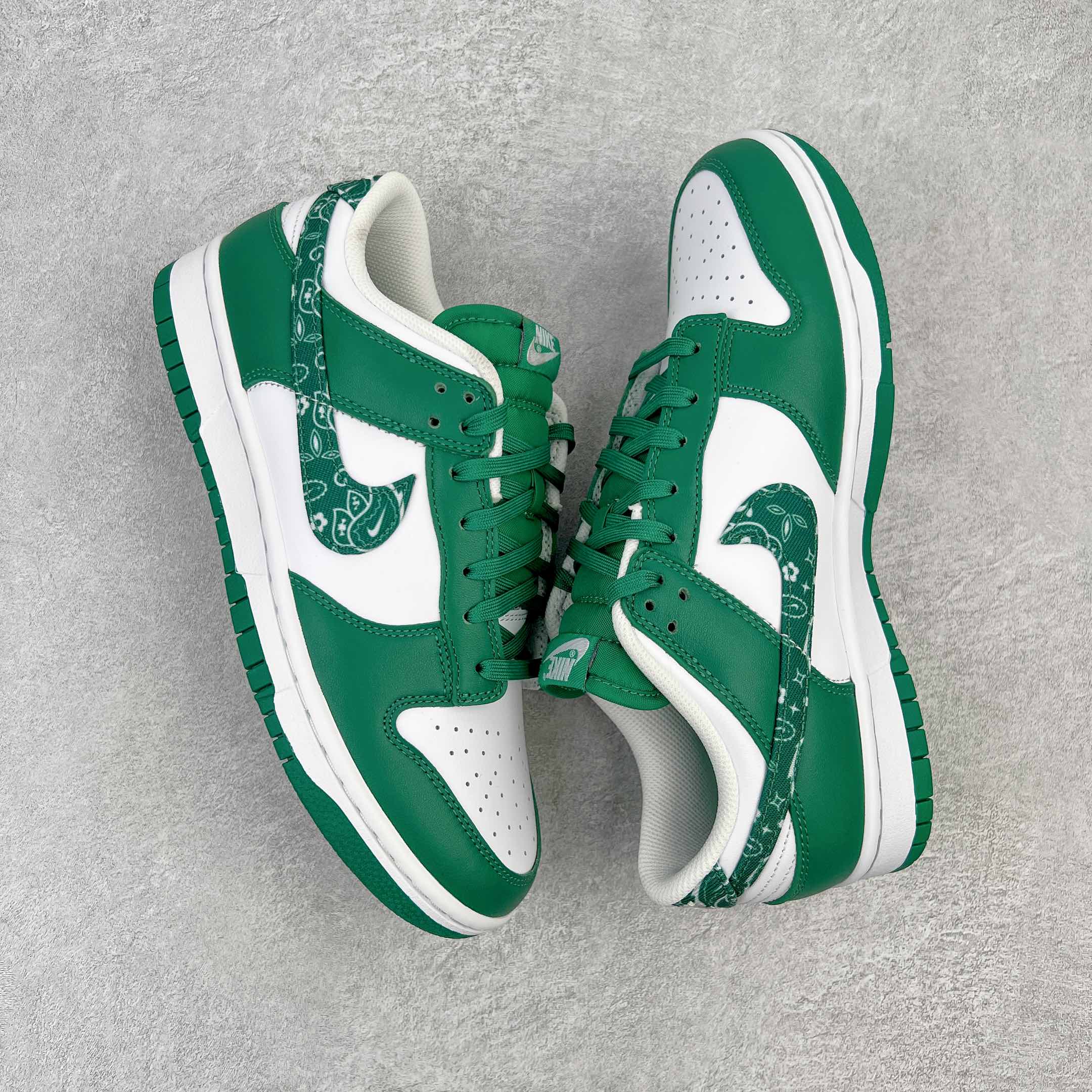 图片[3]-零售💰360 ＃M纯原 NK Dunk Low  \”Green Paisley\” 绿色佩斯利腰果花 DH4401-102 圈内最强 零售首选 独家原厂航空铝磨具打磨大底 鞋头坡度极致还原 原盒原配 圈内天花板工艺 原厂冲刀 超高清洁度 全鞋零毛边皮料切割 全套原楦原模倾力打造完美版型 采用原厂百宏鞋带以及原厂百宏织唛舌标 内标可供原厂几率过验 原厂中底布黄色点胶 原厂中底布拉帮走线遵循公司‼️SIZE：36 36.5 37.5 38 38.5 39 40 40.5 41 42 42.5 43 44 44.5 45 46 47.5 编码：by3936060-运动鞋