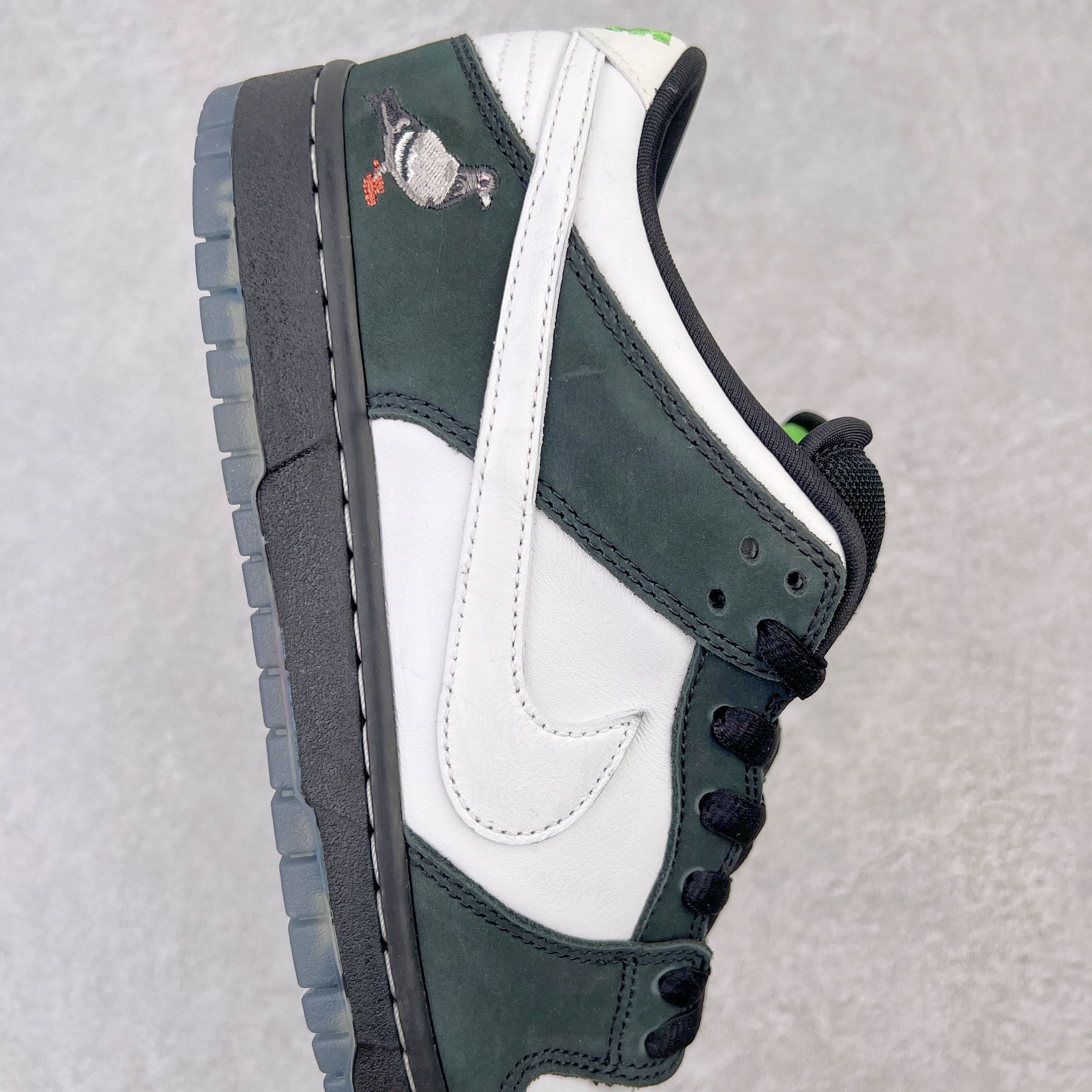 图片[6]-零售💰390 ＃M纯原 Jeff Staple x NK SB Dunk Low \”Pigeon\” 联名黑白熊猫鸽子 BV1310-337 圈内最强 零售首选 独家原厂航空铝磨具打磨大底 鞋头坡度极致还原 原盒原配 圈内天花板工艺 原厂冲刀 超高清洁度 全鞋零毛边皮料切割 全套原楦原模倾力打造完美版型 采用原厂百宏鞋带以及原厂百宏织唛舌标 内标可供原厂几率过验 原厂中底布黄色点胶 原厂中底布拉帮走线遵循公司‼️SIZE：36 36.5 37.5 38 38.5 39 40 40.5 41 42 42.5 43 44 45 46 47.5 编码：by3936090-运动鞋