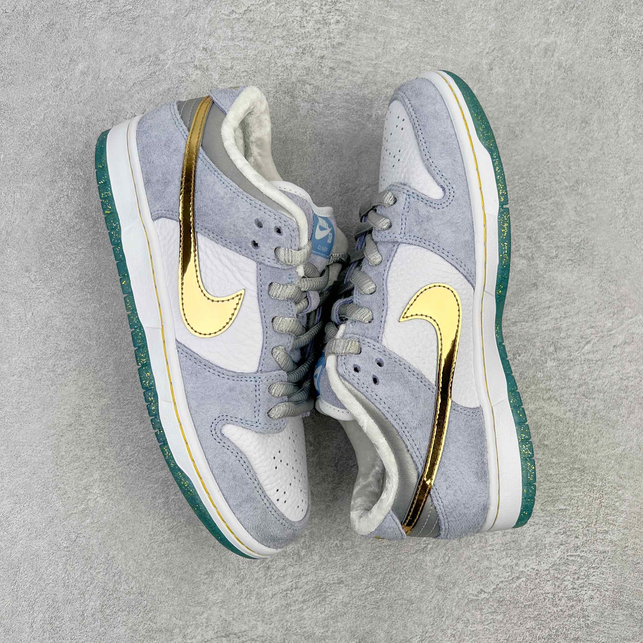 图片[3]-零售💰430 ＃M纯原 Sean Cliver x NK SB Dunk Low \”Holiday Special\” 冰雪奇缘蓝色情人节 DC9936-100 圈内最强 零售首选 独家原厂航空铝磨具打磨大底 鞋头坡度极致还原 原盒原配 圈内天花板工艺 原厂冲刀 超高清洁度 全鞋零毛边皮料切割 全套原楦原模倾力打造完美版型 采用原厂百宏鞋带以及原厂百宏织唛舌标 内标可供原厂几率过验 原厂中底布黄色点胶 原厂中底布拉帮走线遵循公司‼️SIZE：36 36.5 37.5 38 38.5 39 40 40.5 41 42 42.5 43 44 44.5 45 46 47.5 编码：by4936030-运动鞋