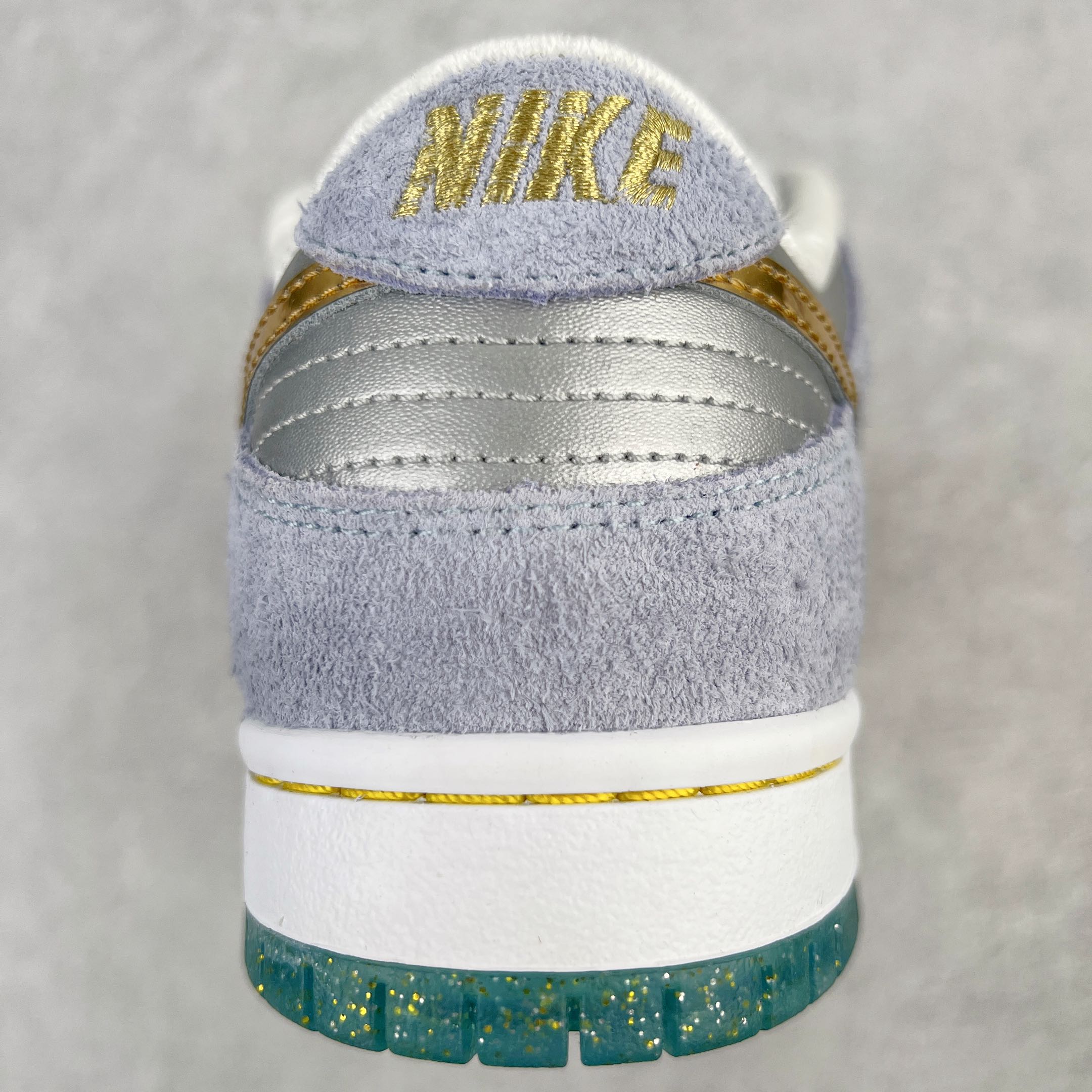 图片[8]-零售💰430 ＃M纯原 Sean Cliver x NK SB Dunk Low \”Holiday Special\” 冰雪奇缘蓝色情人节 DC9936-100 圈内最强 零售首选 独家原厂航空铝磨具打磨大底 鞋头坡度极致还原 原盒原配 圈内天花板工艺 原厂冲刀 超高清洁度 全鞋零毛边皮料切割 全套原楦原模倾力打造完美版型 采用原厂百宏鞋带以及原厂百宏织唛舌标 内标可供原厂几率过验 原厂中底布黄色点胶 原厂中底布拉帮走线遵循公司‼️SIZE：36 36.5 37.5 38 38.5 39 40 40.5 41 42 42.5 43 44 44.5 45 46 47.5 编码：by4936030-运动鞋