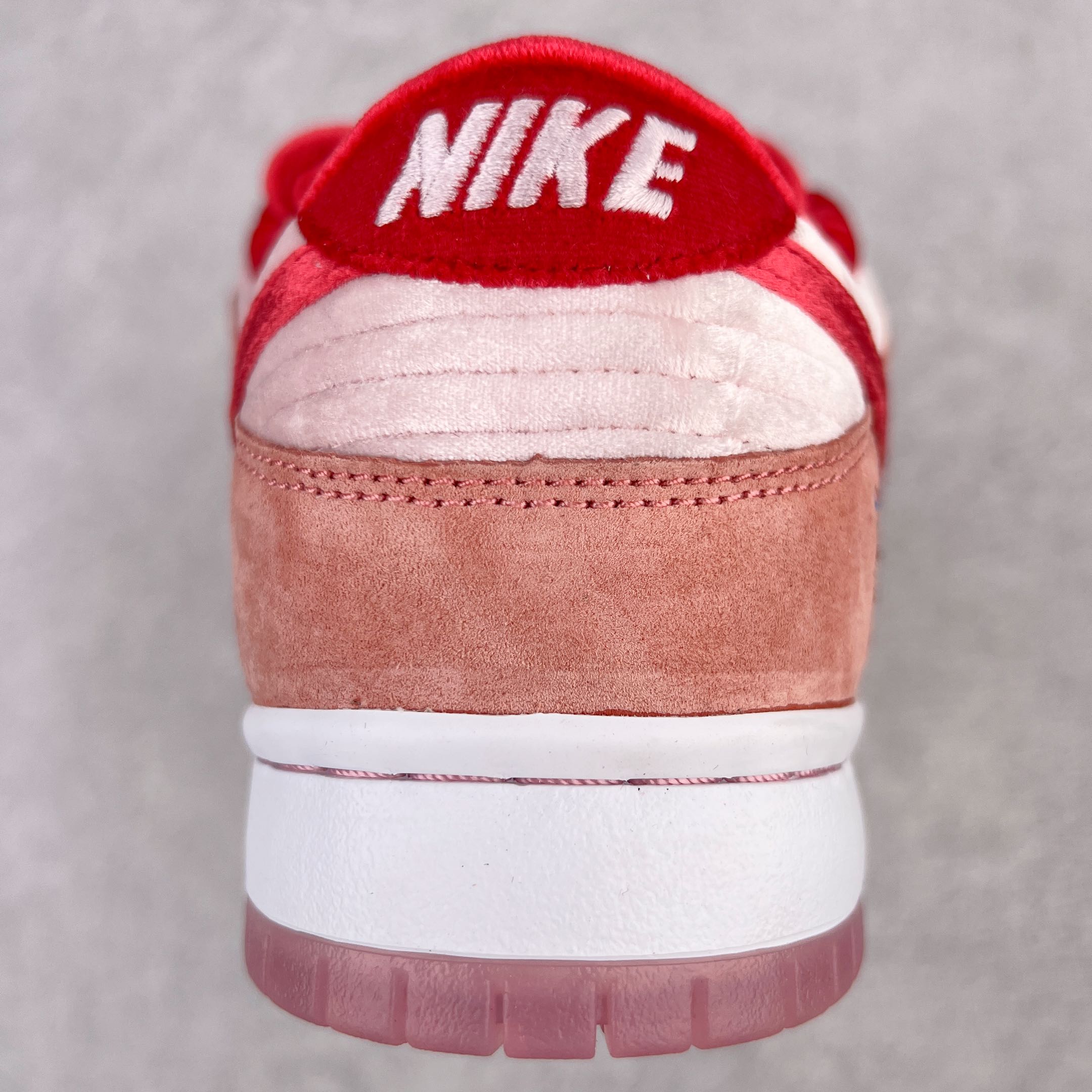 图片[8]-零售💰440 ＃M纯原 StrangeLove x NK SB Dunk Low 联名情人节限定白粉 CT2552-800 圈内最强 零售首选 独家原厂航空铝磨具打磨大底 鞋头坡度极致还原 原盒原配 圈内天花板工艺 原厂冲刀 超高清洁度 全鞋零毛边皮料切割 全套原楦原模倾力打造完美版型 采用原厂百宏鞋带以及原厂百宏织唛舌标 内标可供原厂几率过验 原厂中底布黄色点胶 原厂中底布拉帮走线遵循公司‼️SIZE：36 36.5 37.5 38 38.5 39 40 40.5 41 42 42.5 43 44 45 46 47.5 编码：by4936040-运动鞋