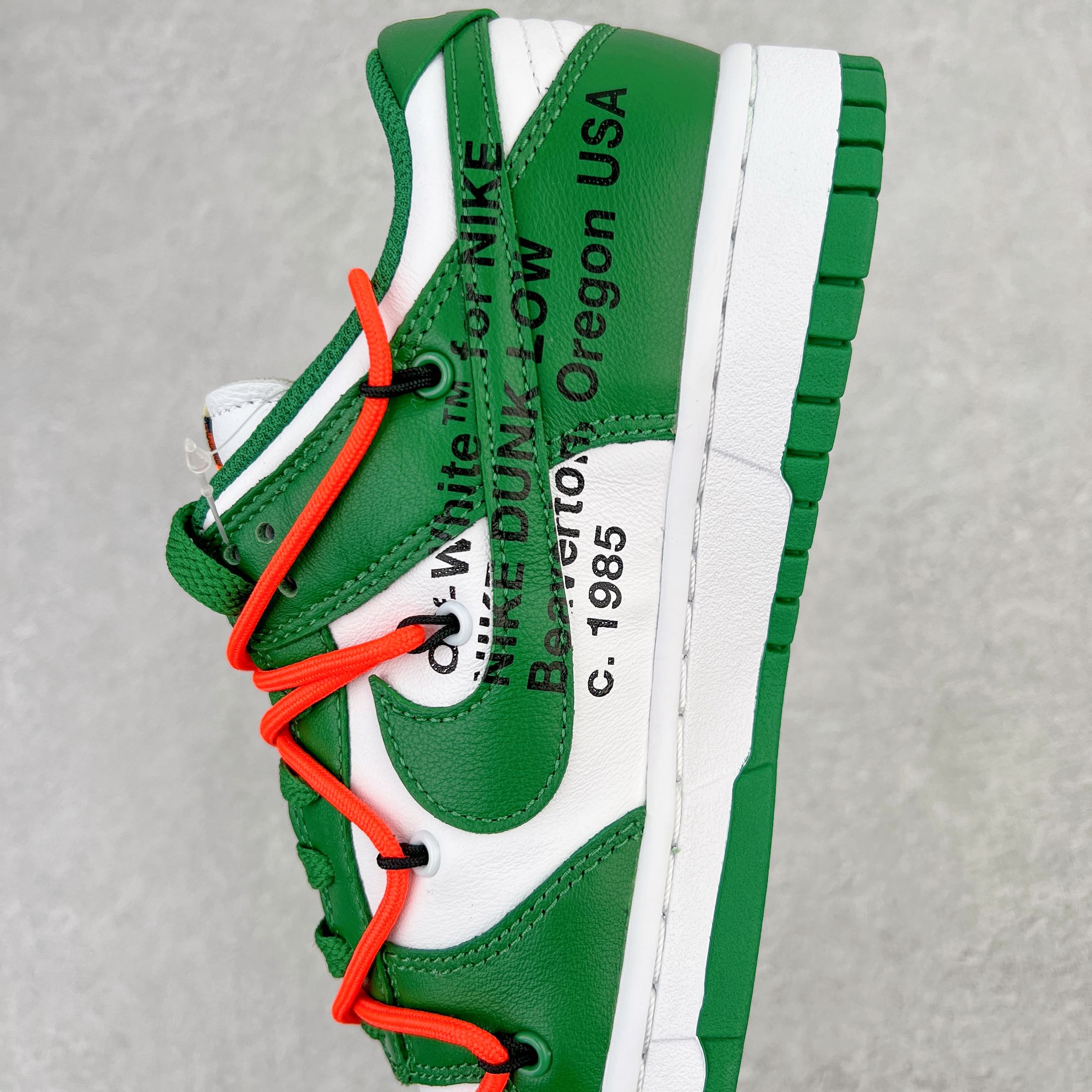 图片[7]-零售💰440 ＃M纯原Off-White x Futura x NK SB Dunk OW联名 白绿 货号：CT0856-100 圈内最强 零售首选 独家原厂航空铝磨具打磨大底 鞋头坡度极致还原 原盒原配 圈内天花板工艺 原厂冲刀 超高清洁度 全鞋零毛边皮料切割 全套原楦原模倾力打造完美版型 采用原厂百宏鞋带以及原厂百宏织唛舌标 内标可供原厂几率过验 原厂中底布黄色点胶 原厂中底布拉帮走线遵循公司‼️SIZE：36 36.5 37.5 38 38.5 39 40 40.5 41 42 42.5 43 44 44.5 45 46 47.5 编码：by4936040-运动鞋