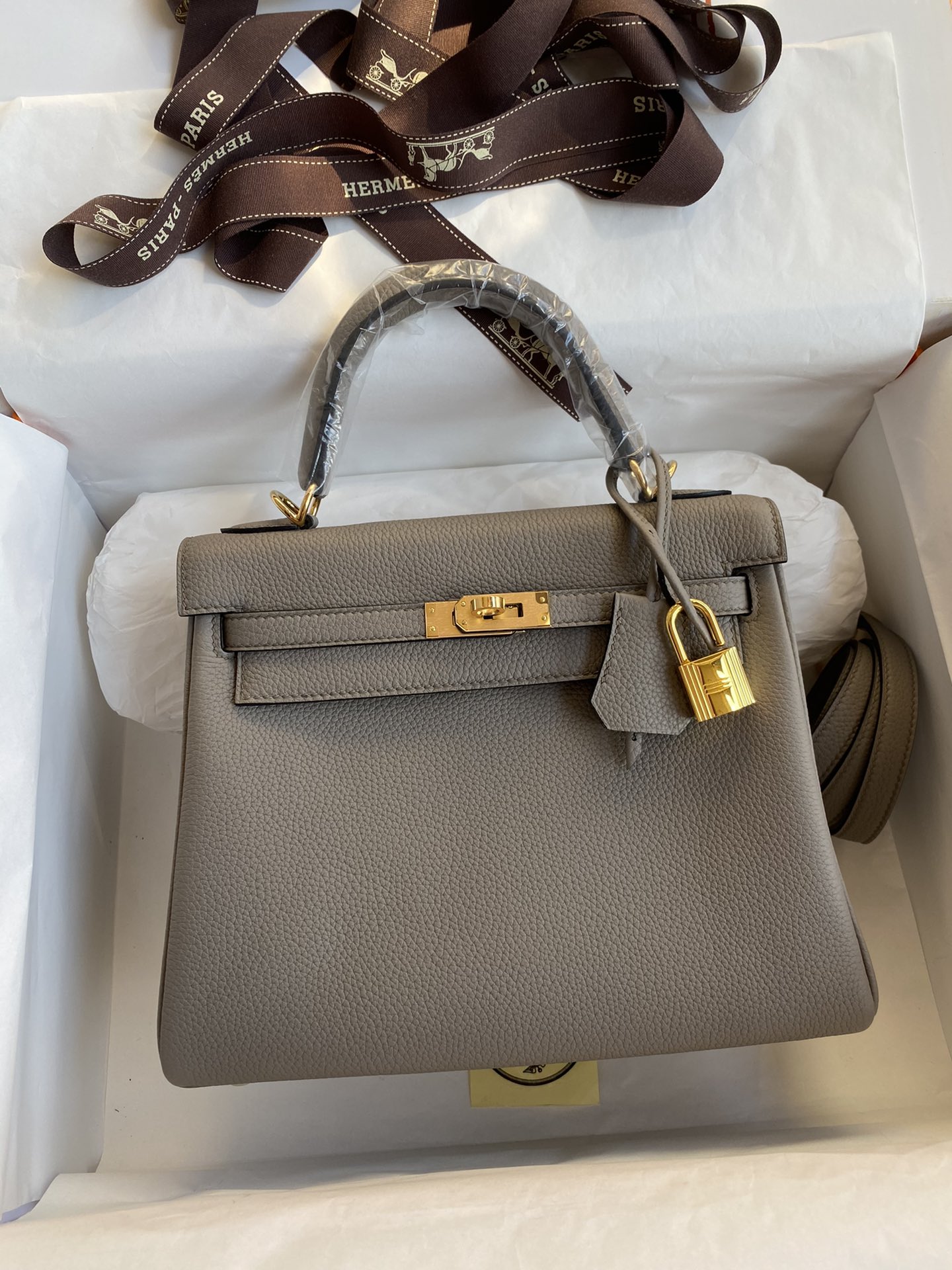 Kelly 25cm piel Togo importada, gris asfalto, hebilla dorada y plateada