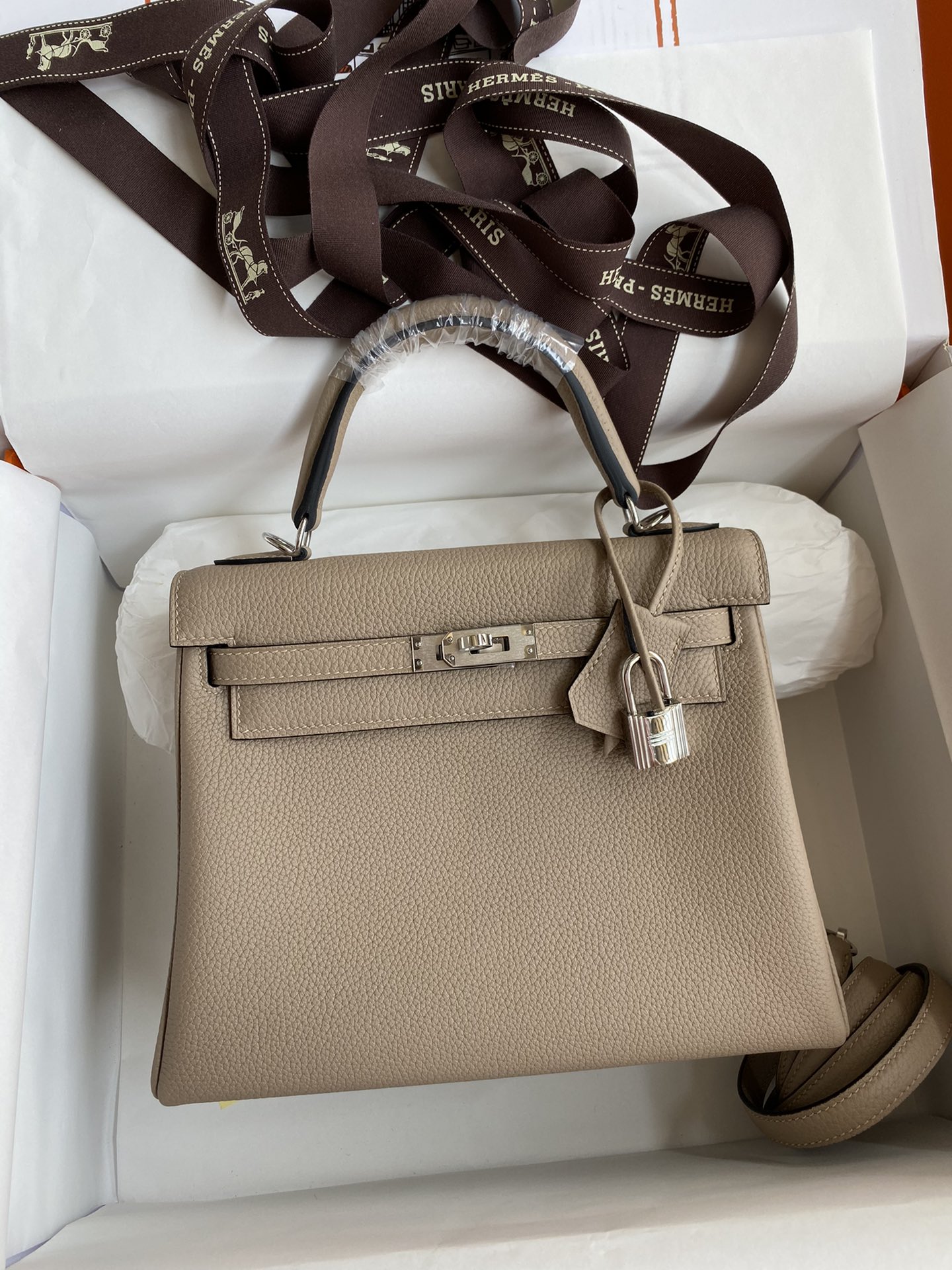Kelly 25cm piel Togo importada, gris tórtola, hebilla dorada y plateada, hilo encerado