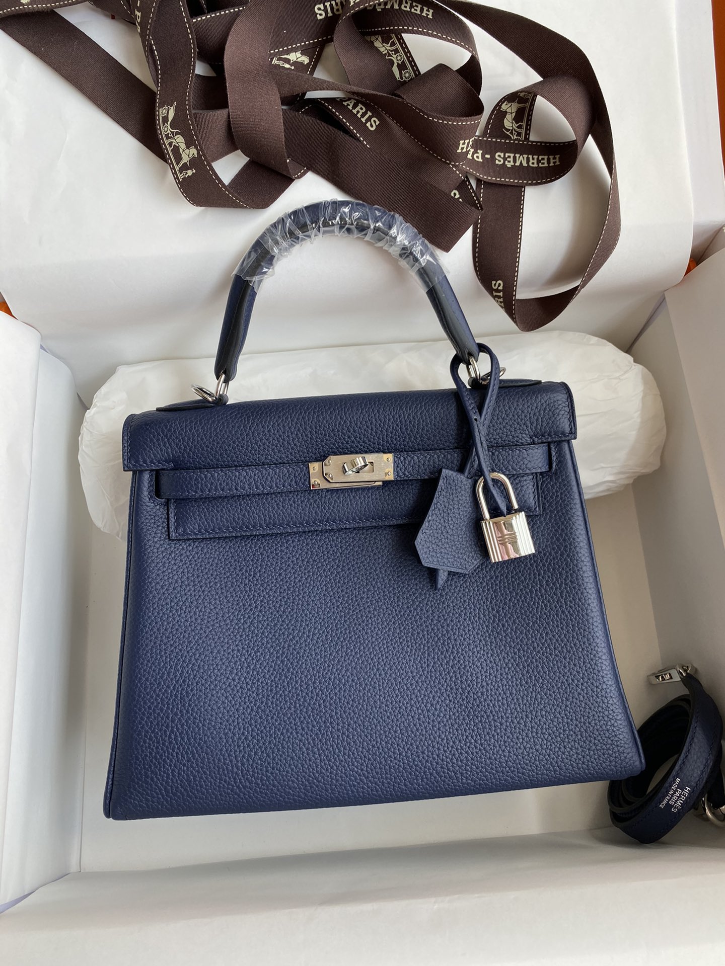 Kelly 25cm piel Togo importada, azul marino, hebilla dorada y plateada, hilo encerado
