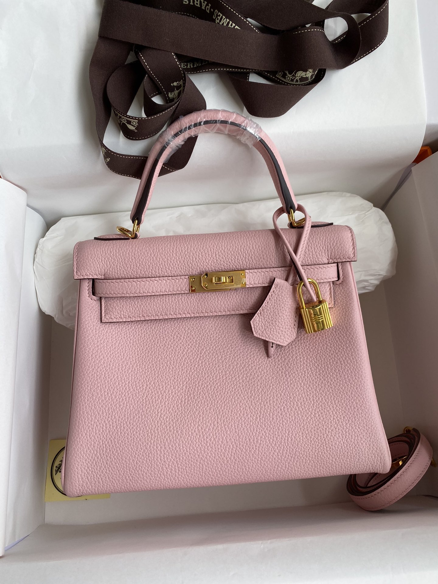 Kelly 25cm piel Togo importada rosa 3Q herrajes dorados y plateados con hilo encerado