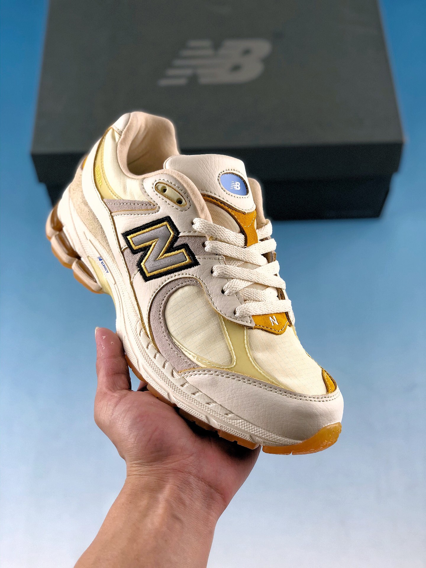   支持放店
New Balance 2002R 米白黄
新百伦经典配色，沿袭了面世之初的经典科技，以ENCAP中底配以升级版N-ERGY缓震物料。鞋面则采用特色的柔软皮搭以NewBalance经典的尼龙网布，低调中还原跑鞋本真。更年轻化的设计理念与材质，让新世代青年得以用全新视角体验经典鞋款的传奇魅力 
Size：36-45