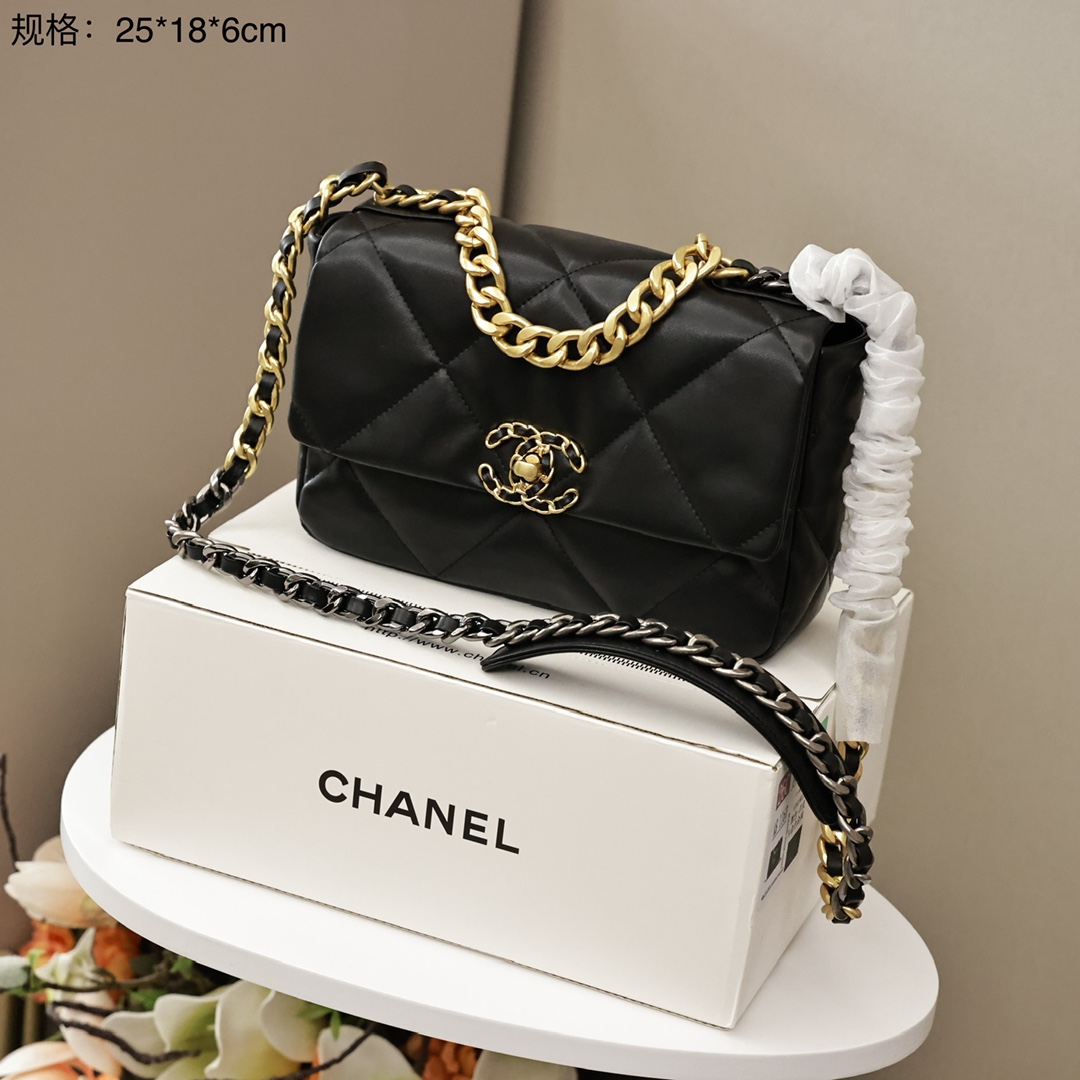 香奈儿大菱格口盖包💰240 独家高端品质.不愧是年度包王.柔软的包身.加大的菱格纹.还有加粗的双金属链条.有一种潇洒率性劲儿.也因此受到好多女孩的喜爱.容量大又轻盈.各种百搭. 规格:25*18cm 独家礼盒精包装.