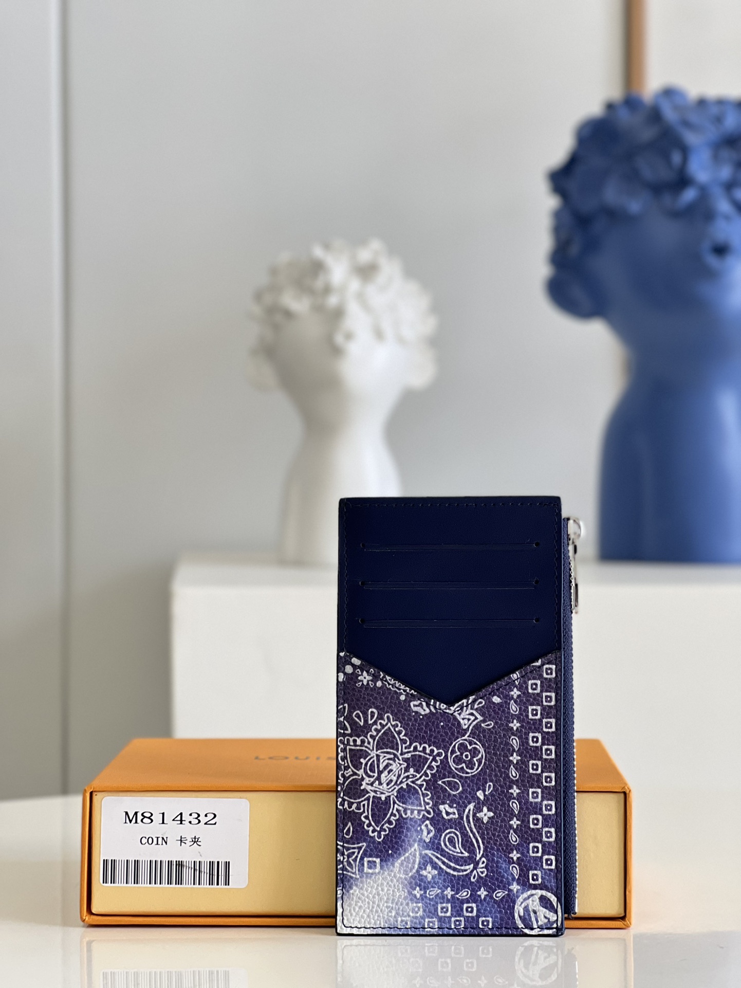 NO:398950,【Exclusive real shot M81432】This Coin card clip combines plain and printed cowhide leather, and refreshs the Monogram elements with a bleached scarf pattern. The compact configuration includes card mezzanine, banknote compartment and zipper coin bag, which can also be easily placed in most pockets. Detailed features 8 x 14.5 x 1 cm (length x height x width) Z.,LV [original leather],louis vuitton,cowhide19860909【独家实拍M81432】本款 Coin 卡夹融合素净和印花牛皮革,以漂白丝巾图案个性焕新 Monogram 元素.紧凑构型内设卡片夹层、钞票隔层和拉链零钱袋,亦可轻松置于多数口袋中. 详细特征8 x 14.5 x 1 厘米 (长度 x 高 x 宽) Z.,LV【原厂皮】,louis vuitton,cowhide,Bag