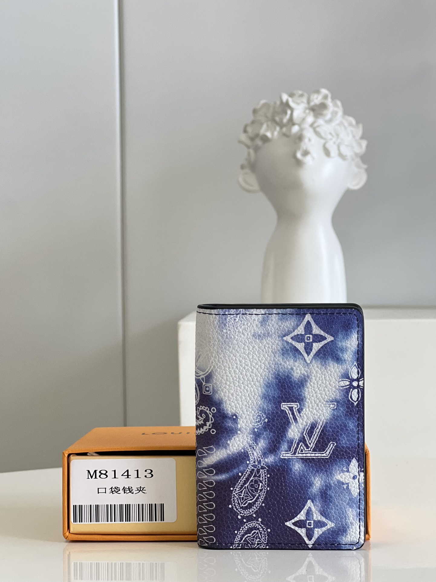 NO:398944,【Exclusive real photo M81413】This pocket wallet is made of a bleached scarf print as the background to set off the classic Monogram pattern. The compact configuration is equipped with card mezzanine and compartment, which can be placed in most pockets while accommodating credit cards, cash and paper documents. Detailed features 8 x 11 x 1 cm (length x height x width) Z.,LV [original leather],louis vuitton19860909【独家实拍M81413】本款口袋钱夹以漂白丝巾印花为背景,烘托经典 Monogram 图案.紧凑构型设有卡片夹层和隔层,可在容纳信用卡、现金和纸质单据的同时置于多数口袋. 详细特征8 x 11 x 1 厘米 (长度 x 高 x 宽) Z.,LV【原厂皮】,louis vuitton,Bag