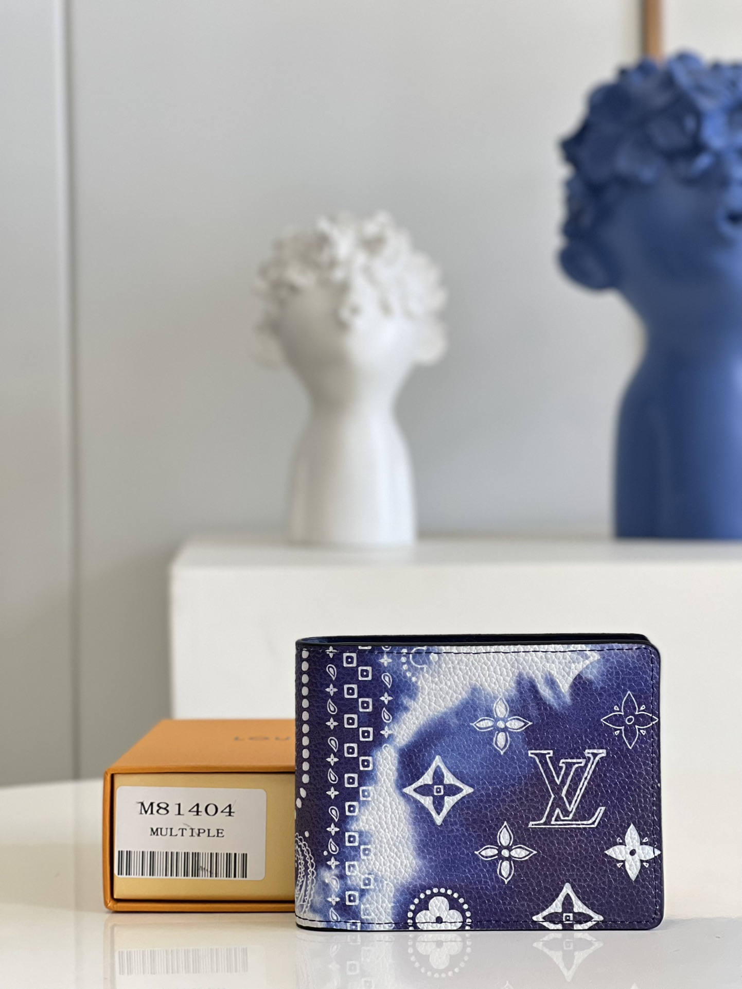 NO:398947,[Exclusive real shot M81404] Multiple wallet is made of bleached scarf prints to highlight the classic Monogram pattern. Pockets, compartments and card mezzanines have rich functional designs. Detailed features 11.5 x 9 x 1.5 cm (length x height x width) Z.,LV [original leather],louis vuitton19860909【独家实拍M81404】 Multiple 钱夹以 漂白丝巾印花为背景,烘托经典 Monogram 图案.口袋、隔层和卡片夹层丰富功能设计. 详细特征11.5 x 9 x 1.5 厘米 (长度 x 高 x 宽) Z.,LV【原厂皮】,louis vuitton,Bag