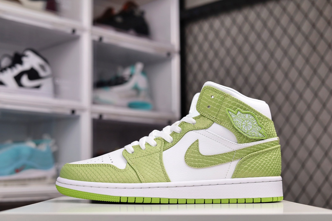 H0 公司级 Air Jordan AJ1 Mid 中帮 白绿蛇纹 DV2959-113 原厂内置全掌气垫 A模大底 头层小牛皮 鞋舌AJ原厂专用牛津布+AJ专用反口珍珠布+原厂无杂质高弹内里海棉 特殊封边弹力鞋带 全网唯一头层牛皮 原鞋开模 拒绝公底 购置公司同步原材料 原汁原味 忠于原版