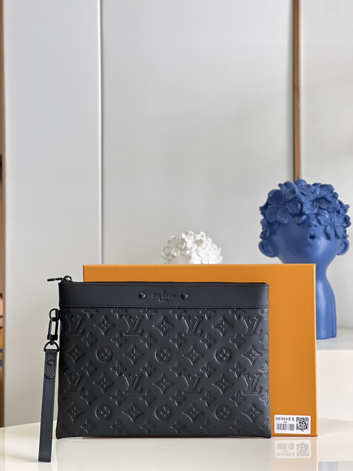 NO:398970,【Exclusive real-life M81569 embossed】 With a stylish and capable design, it becomes a brand new poscellTo with existing bags or Brives shells. Single-picture Ibrahimovic canvas material. It has enough space to accommodate files. Small digital equipment and various personal necessities. Accessories that can be easily carried with a deformed wrist strap. size30x21x2cm. C.,LV [original leather],louis vuitton.19860909【独家实拍M81569压花】以时尚而干练的设计 成为现有包或布里夫斯外壳的全新poscellTo 单图伊布帆布材质 具备足够空间容纳文件 小型数码设备及各种个人必需品的物件 利用脱型手腕束带可方便携带的饰品 size30x21x2cm C.,LV【原厂皮】,louis vuitton,Bag