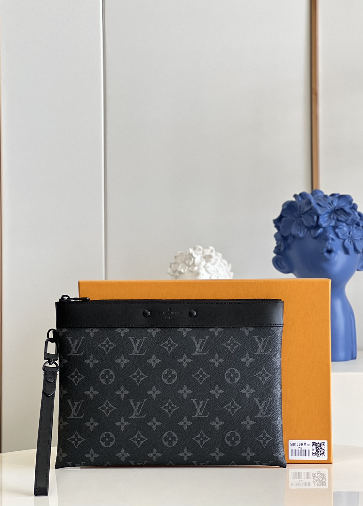 NO:398972,【Exclusive real-life M81569 black flower】 With a stylish and capable design, it becomes a brand new poscellTo with existing bags or Brives shells. Single-picture Ibrahimovic canvas material. It has enough space to accommodate files. Small digital equipment and various personal necessities. Accessories that can be easily carried with a deformed wrist strap. size30x21x2cm C.,LV [original leather],louis vuitton19860909【独家实拍M81569黑花】以时尚而干练的设计 成为现有包或布里夫斯外壳的全新poscellTo 单图伊布帆布材质 具备足够空间容纳文件 小型数码设备及各种个人必需品的物件 利用脱型手腕束带可方便携带的饰品 size30x21x2cm C.,LV【原厂皮】,louis vuitton,Bag