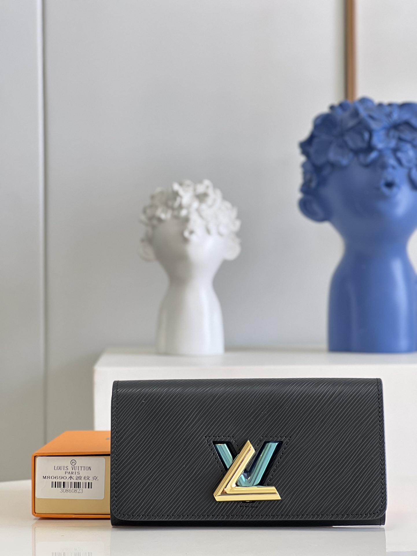 NO:398876,【Exclusive real shot of M80690 black】 Twist wallet is made of Epi leather, conveying the iconic charm of the classic Twist handbag. Functions and trends are gathered by LV Twist twist locks. With a light turn, the L characters are instantly combined with the V characters. There are 2 spacious compartments, 1 zipper coin bag and multiple card mezzanines. Detailed features 19 x 10.5 x 3 cm (length x height x width) U.,LV [original leather],louis vuitton19860909【独家实拍M80690黑】Twist 钱夹取材 Epi 皮革,传递经典 Twist 手袋的标志性魅力.功能与潮流由 LV Twist 扭锁汇聚,轻轻一转,L 字即刻与 V 字合二为一.内设 2 个宽敞隔层、1 个拉链零钱袋和多个卡片夹层.详细特征19 x 10.5 x 3 厘米 (长度 x 高 x 宽) U.,LV【原厂皮】,louis vuitton,Bag