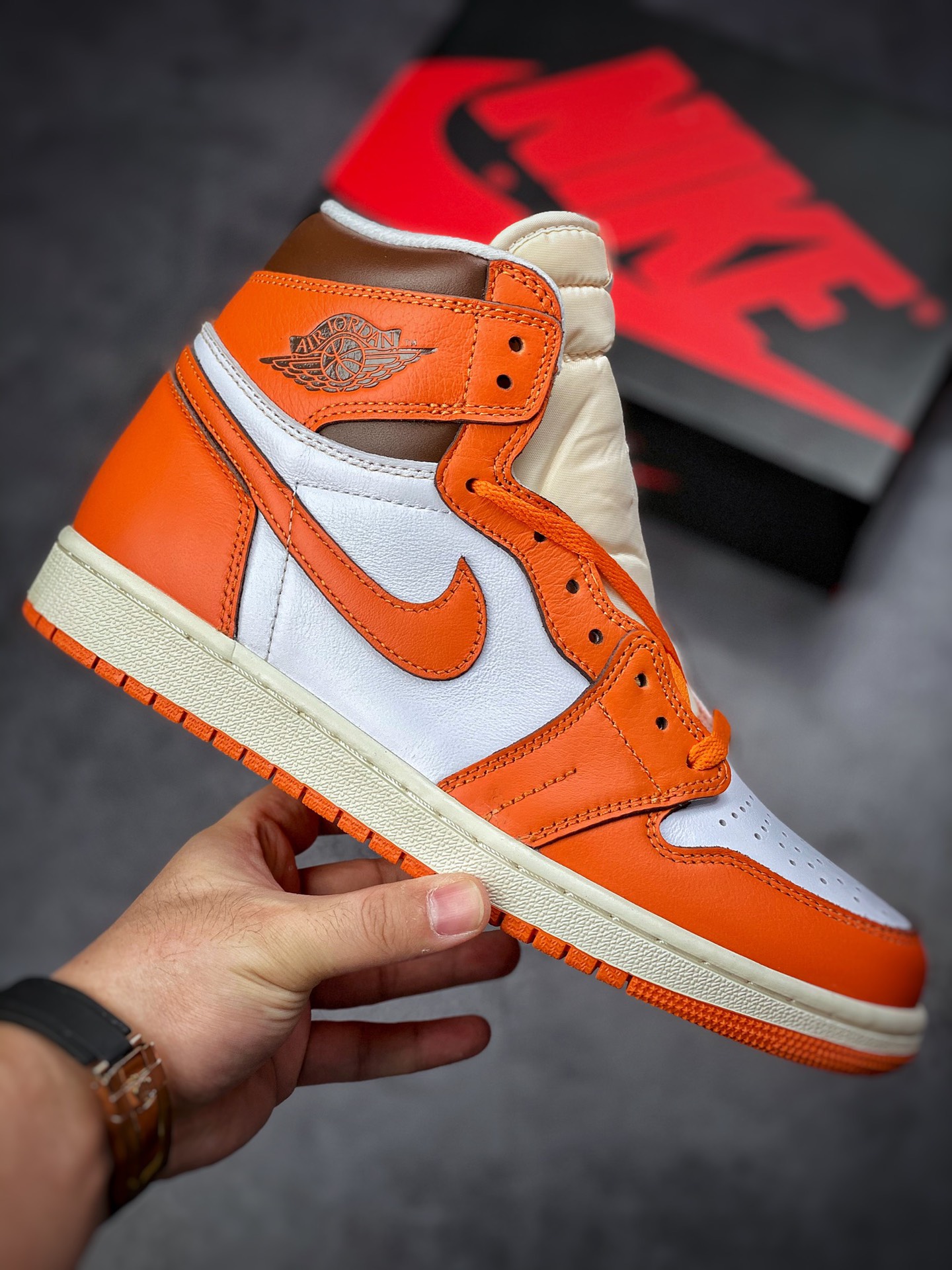 Air Jordan 1 High OG ”Starfish” Hermes Orange DO9369-101