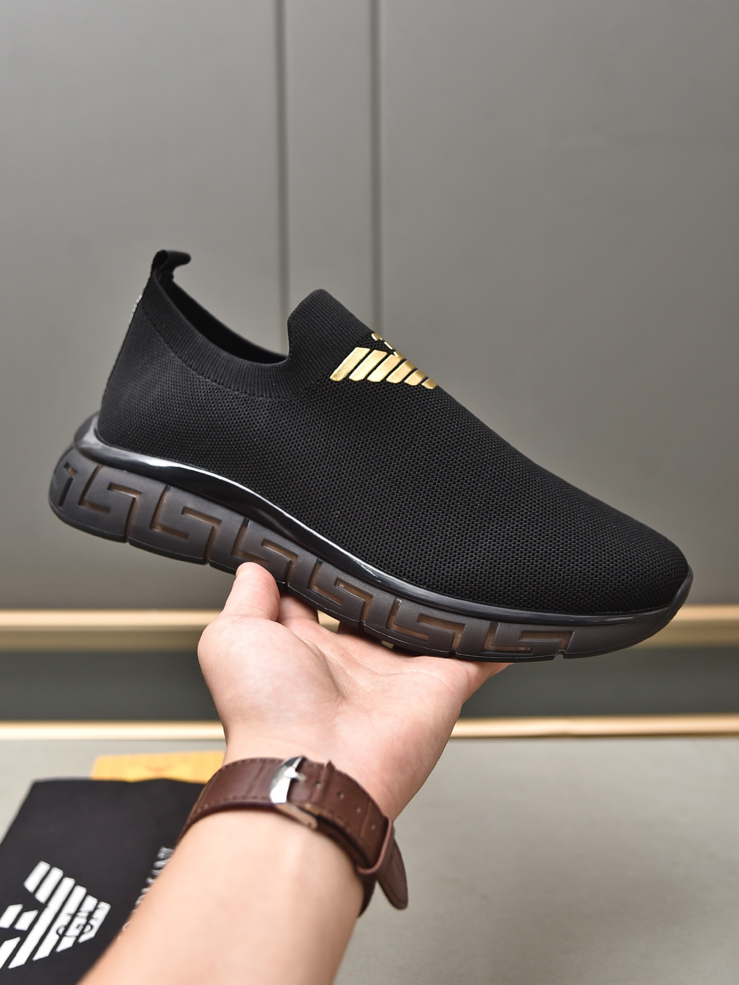 I0 ARMANI 阿玛尼 🇮🇹，✨大方简洁，剪裁新颖，毎一个小细节都做得尽善尽美，演绎出男士细腻韵味，彰显气质内涵。[酷]鞋面进口飞织面料➕真皮垫脚。橡胶耐磨大底，38-4445定做