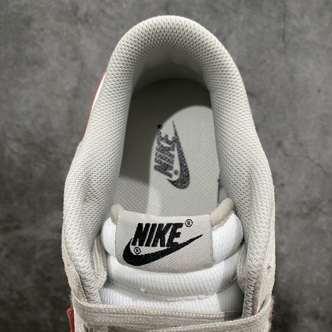 图片[8]-Z版纯原NK SB Dunk Low 白沙红 DV3497-001 独家原厂航空铝磨具打磨大底 鞋头坡度极致还原 原盒原配 圈内天花板工艺 原厂冲刀 超高清洁度 全鞋零毛边皮料切割 全套原楦原模倾力打造完美版型 采用原厂百宏鞋带以及原厂百宏织唛舌标 内标可供原厂几率过验 原厂中底布黄色点胶 原厂中底布拉帮走线遵循公司‼️ 尺码：36 36.5 37.5 38 38.5 39 40 40.5 41 42 42.5 43 44 44.5 45 46-选品中心