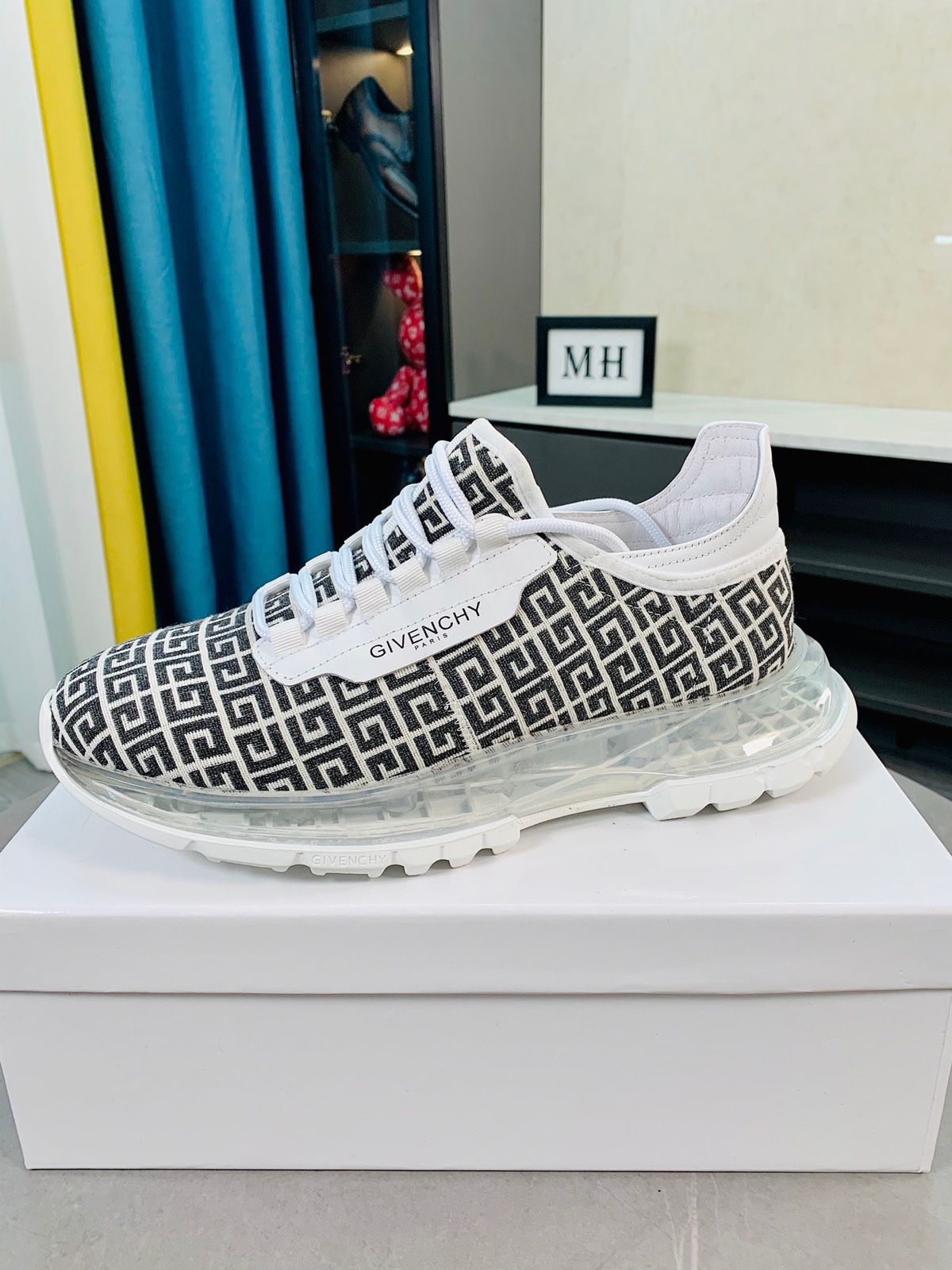 J5  GIVENCHY· 纪梵希 Givenchy  ·高端版本 专柜同步发售🔝鞋面：意大利🇮🇹进口品牌logo印花布匹🌫 尽显奢华，羊皮内里加上双层组合，脚感舒适，鞋底：原厂特供气垫tup发泡大底，轻便，舒适，随意进出专柜