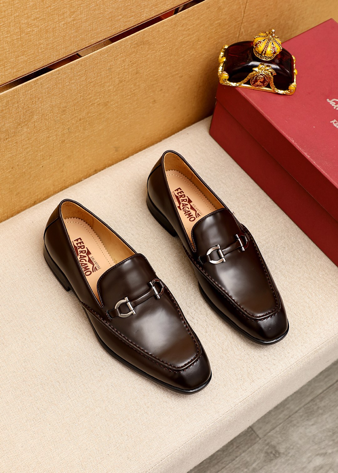 J5 专柜品质顶级代购菲拉格慕爆款2022男士正装皮鞋纯正高品质可1:1比较面料：意大利进口原版定制开边珠牛皮内里：全进口水染牛皮里垫专柜同步发售原厂配置五金鞋底：东莞进口橡胶大底原厂特供原版底超级舒适，原厂跟单货，高品质，可随意进出专柜，欢迎对比专柜同步，正码38–4445订制