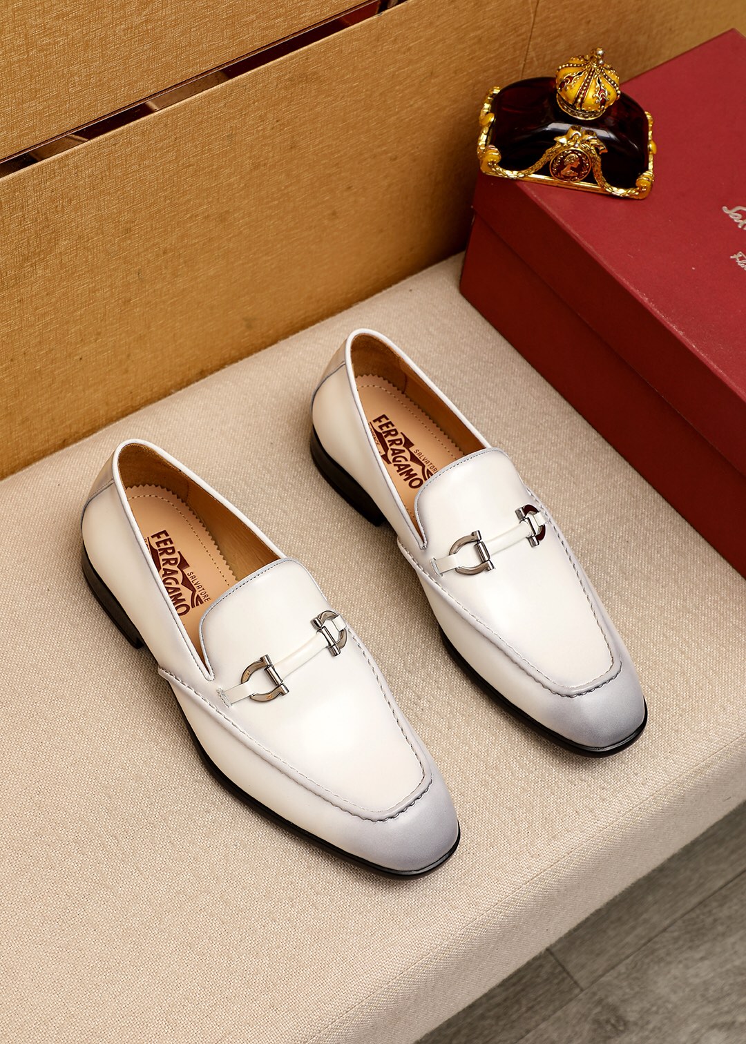 J5 专柜品质顶级代购菲拉格慕爆款2022男士正装皮鞋纯正高品质可1:1比较面料：意大利进口原版定制开边珠牛皮内里：全进口水染牛皮里垫专柜同步发售原厂配置五金鞋底：东莞进口橡胶大底原厂特供原版底超级舒适，原厂跟单货，高品质，可随意进出专柜，欢迎对比专柜同步，正码38–4445订制