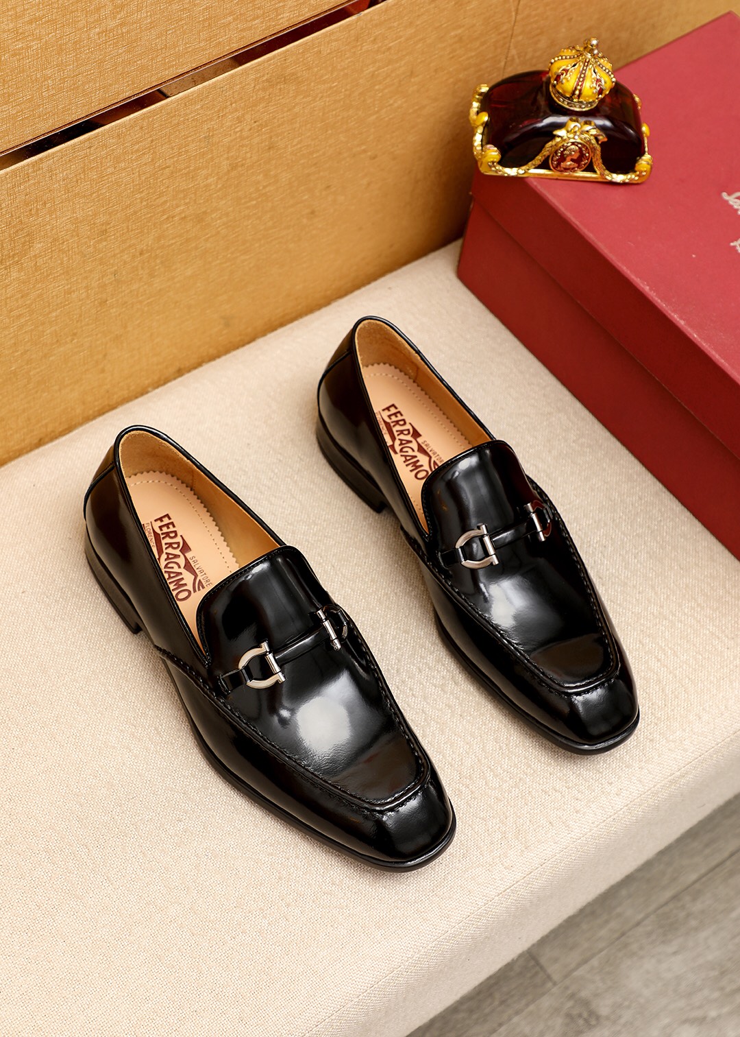 J5 专柜品质顶级代购菲拉格慕爆款2022男士正装皮鞋纯正高品质可1:1比较面料：意大利进口原版定制开边珠牛皮内里：全进口水染牛皮里垫专柜同步发售原厂配置五金鞋底：东莞进口橡胶大底原厂特供原版底超级舒适，原厂跟单货，高品质，可随意进出专柜，欢迎对比专柜同步，正码38–4445订制