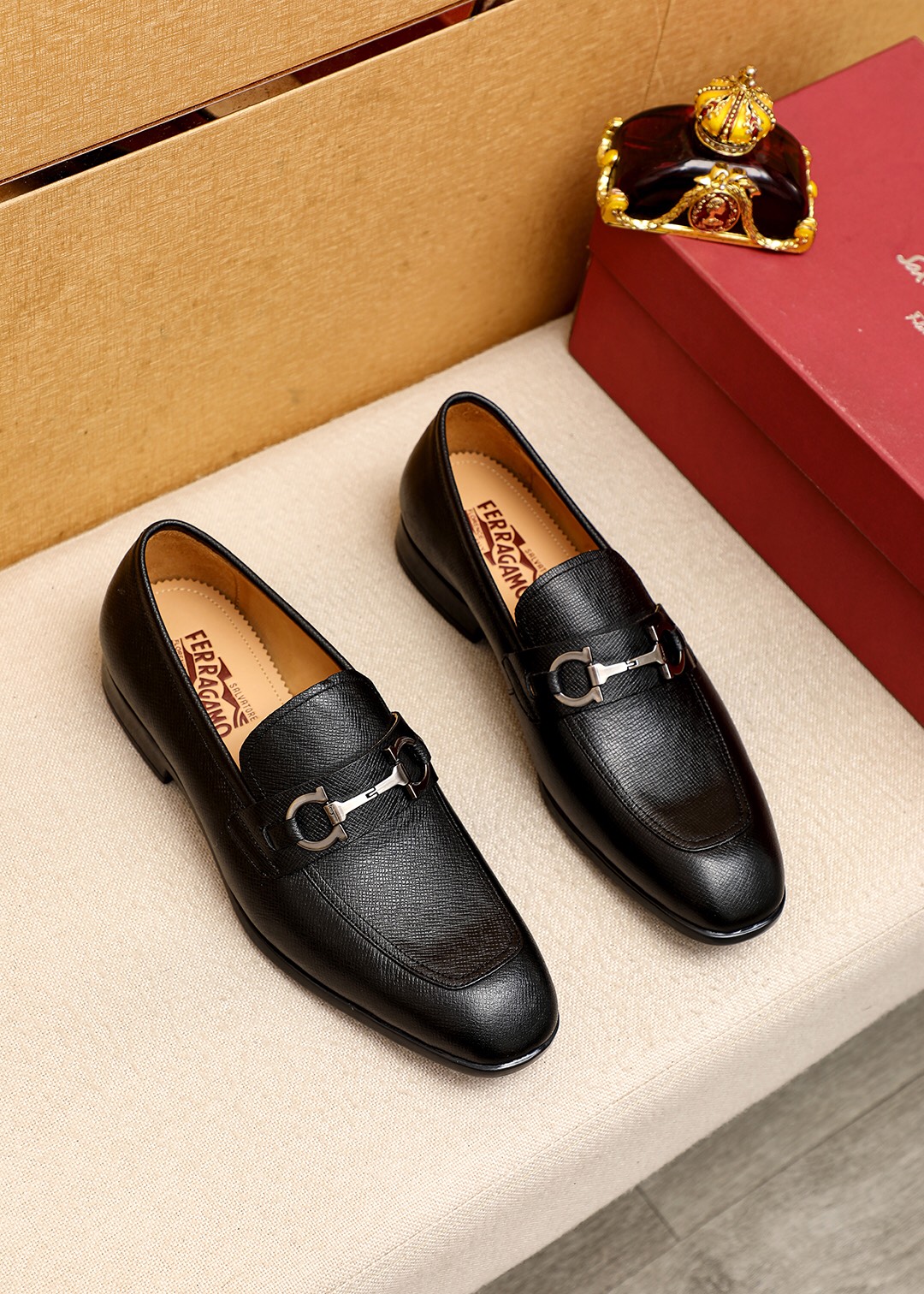 J5 专柜品质顶级代购菲拉格慕爆款2022男士正装皮鞋纯正高品质可1:1比较面料：意大利进口原版定制十字纹牛皮内里：全进口水染牛皮里垫专柜同步发售原厂配置五金鞋底：东莞进口橡胶大底原厂特供原版底超级舒适，原厂跟单货，高品质，可随意进出专柜，欢迎对比专柜同步，正码38–4445订制